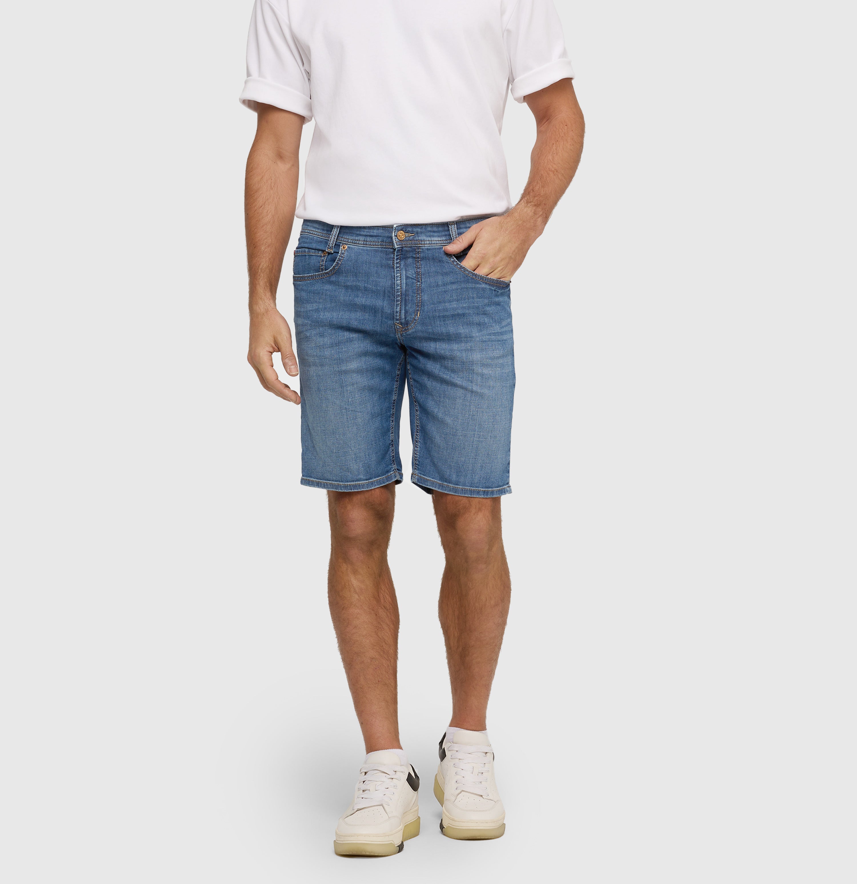 Bermuda made of light cross denim. | Arne Bermuda | authentic mid blue used | Front view of model