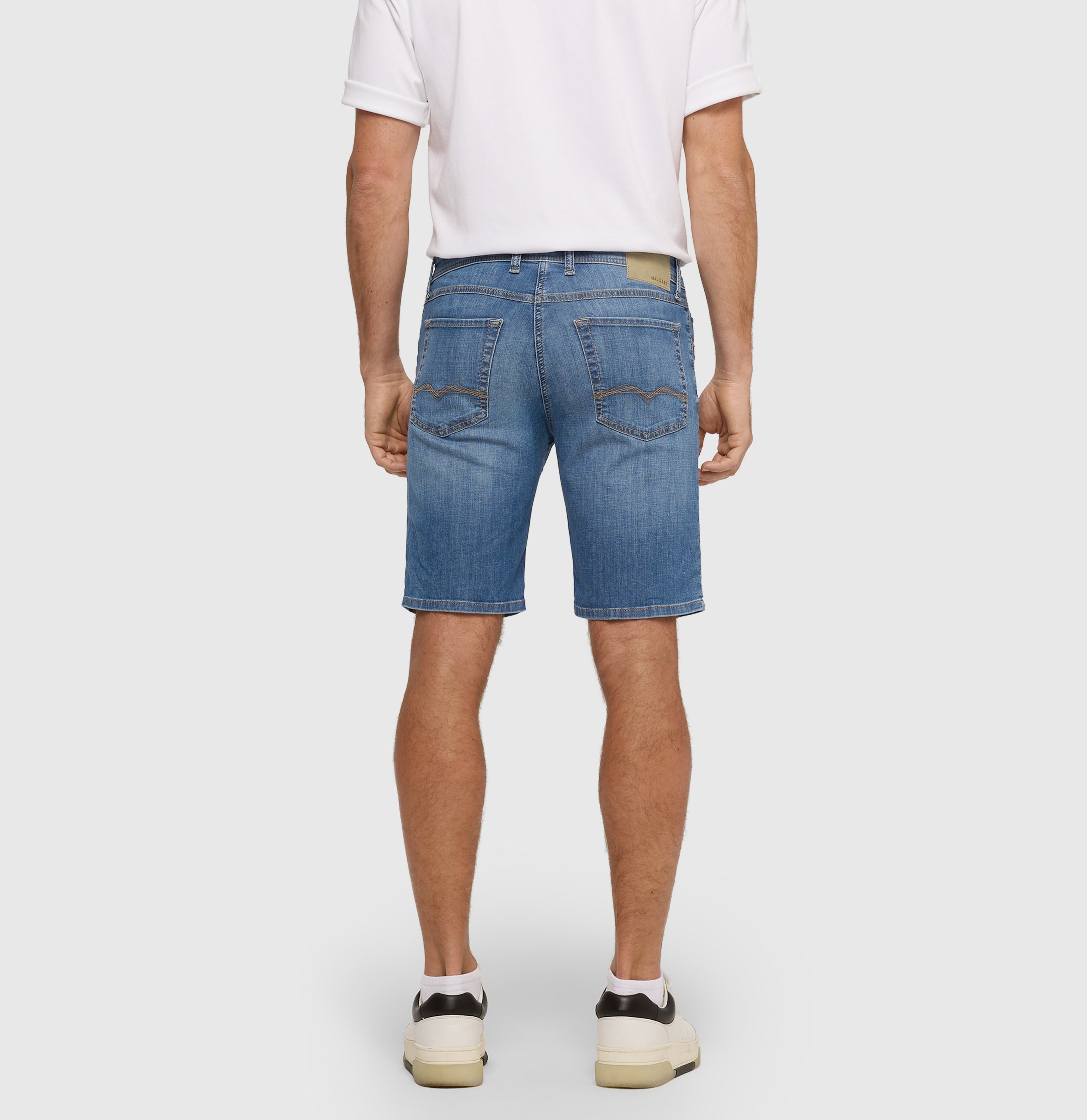 Bermuda made of light cross denim. | Arne Bermuda | authentic mid blue used | Back view of model