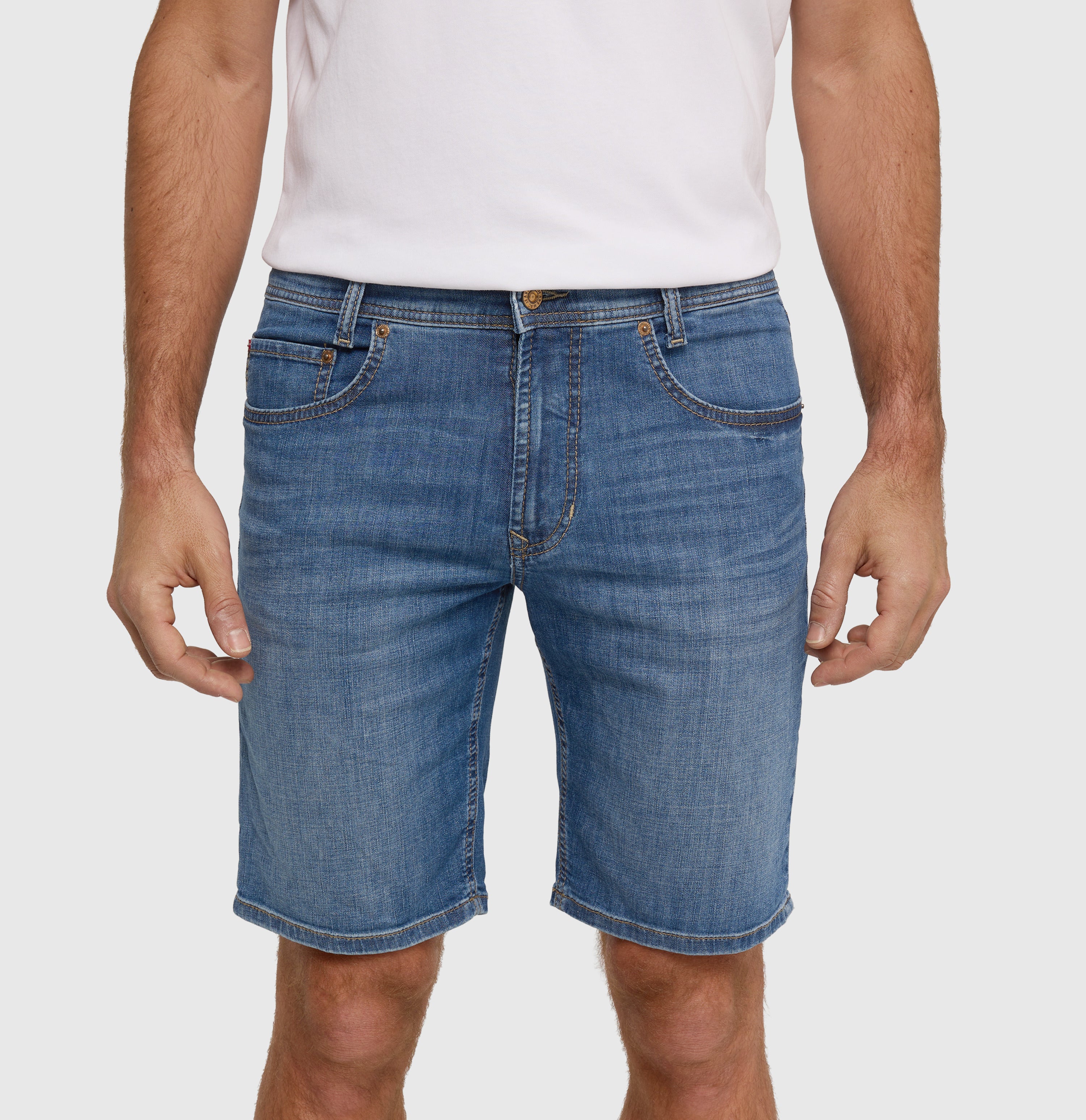 Bermuda made of light cross denim. | Arne Bermuda | authentic mid blue used | Detailed view 3 of model