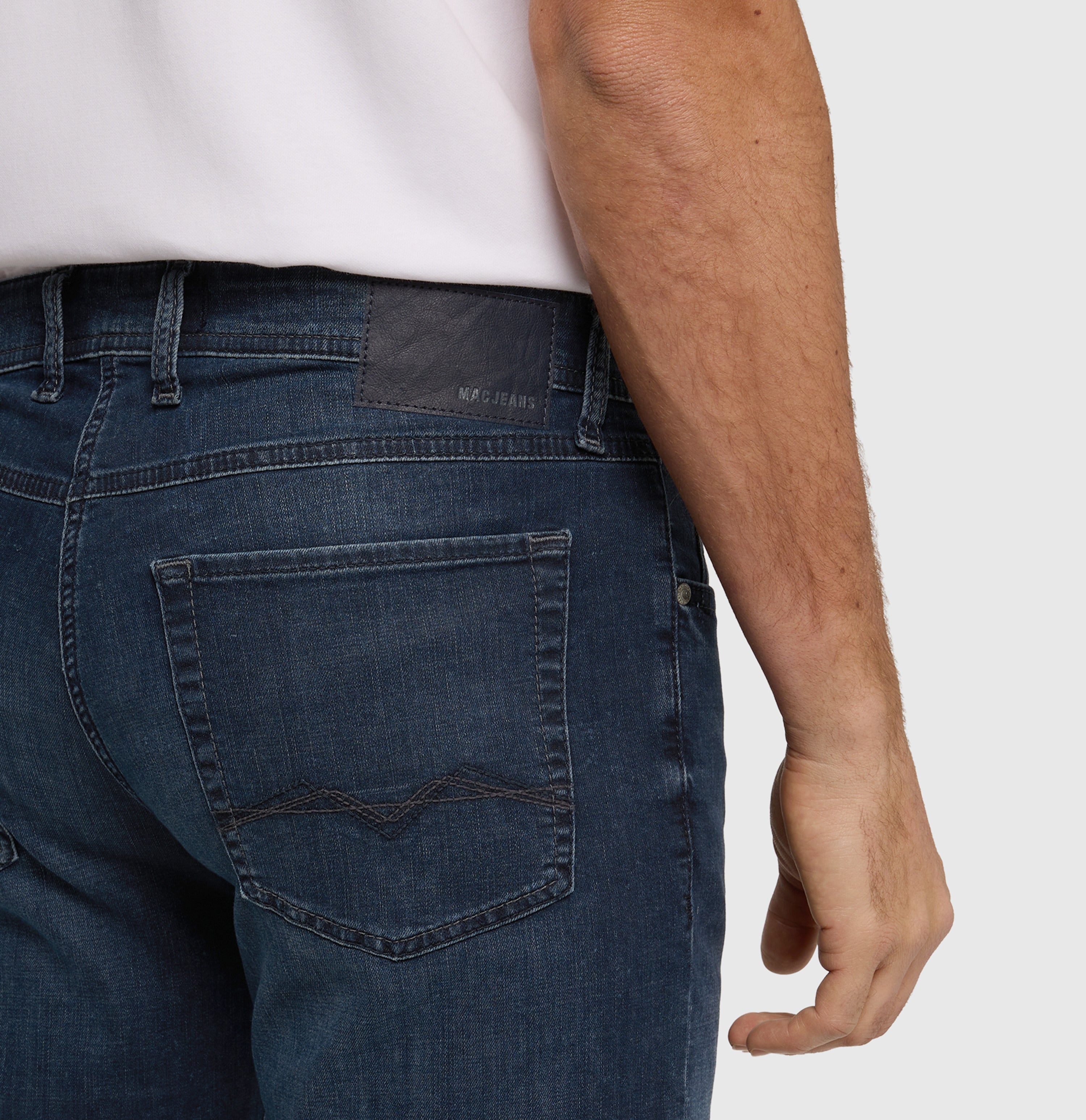 Bermuda made of light cross denim. | Arne Bermuda | deep blue overdyed black | Detailed view 2 of model