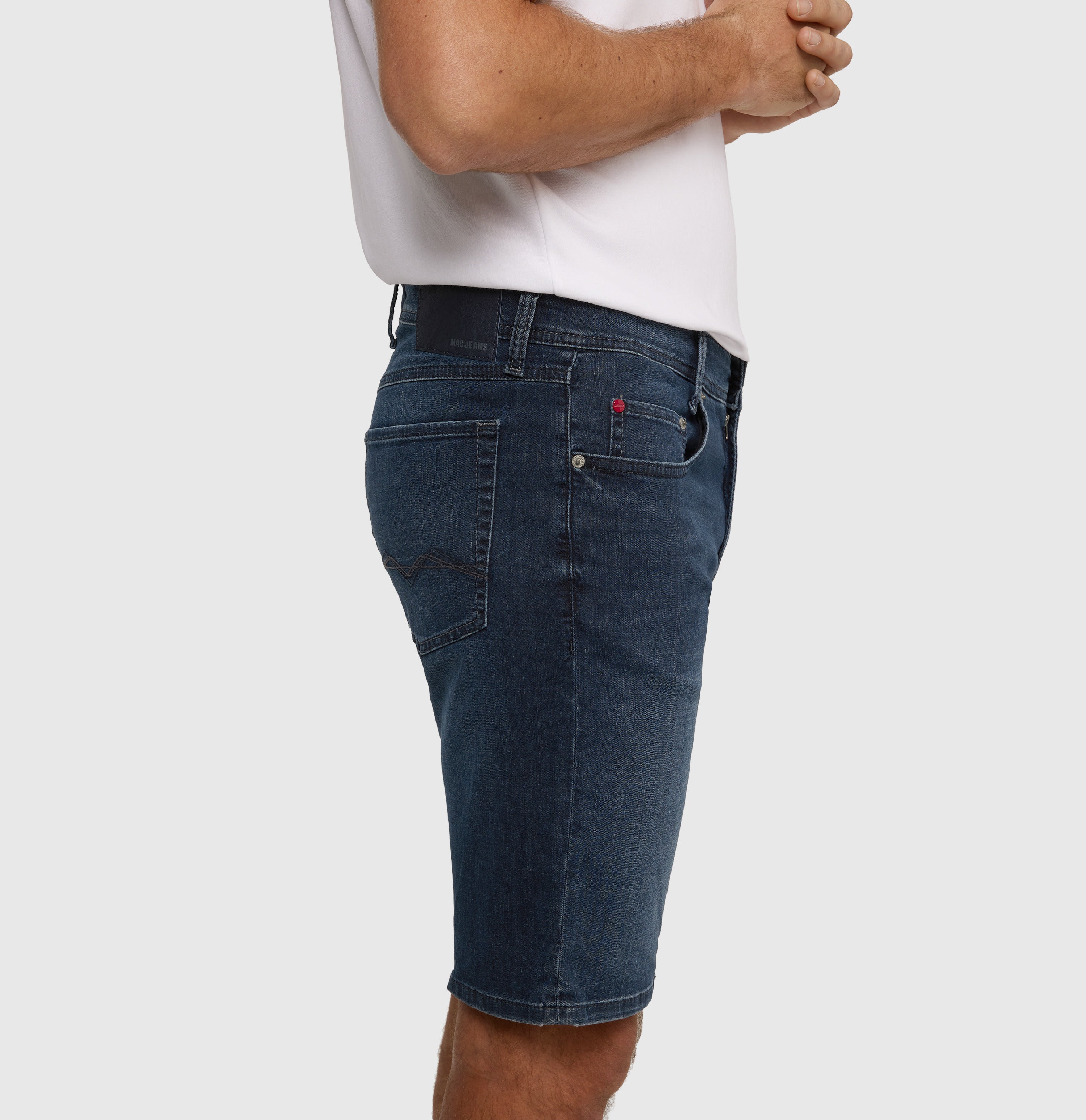 Bermuda made of light cross denim. | Arne Bermuda | deep blue overdyed black | Detailed view 3 of model