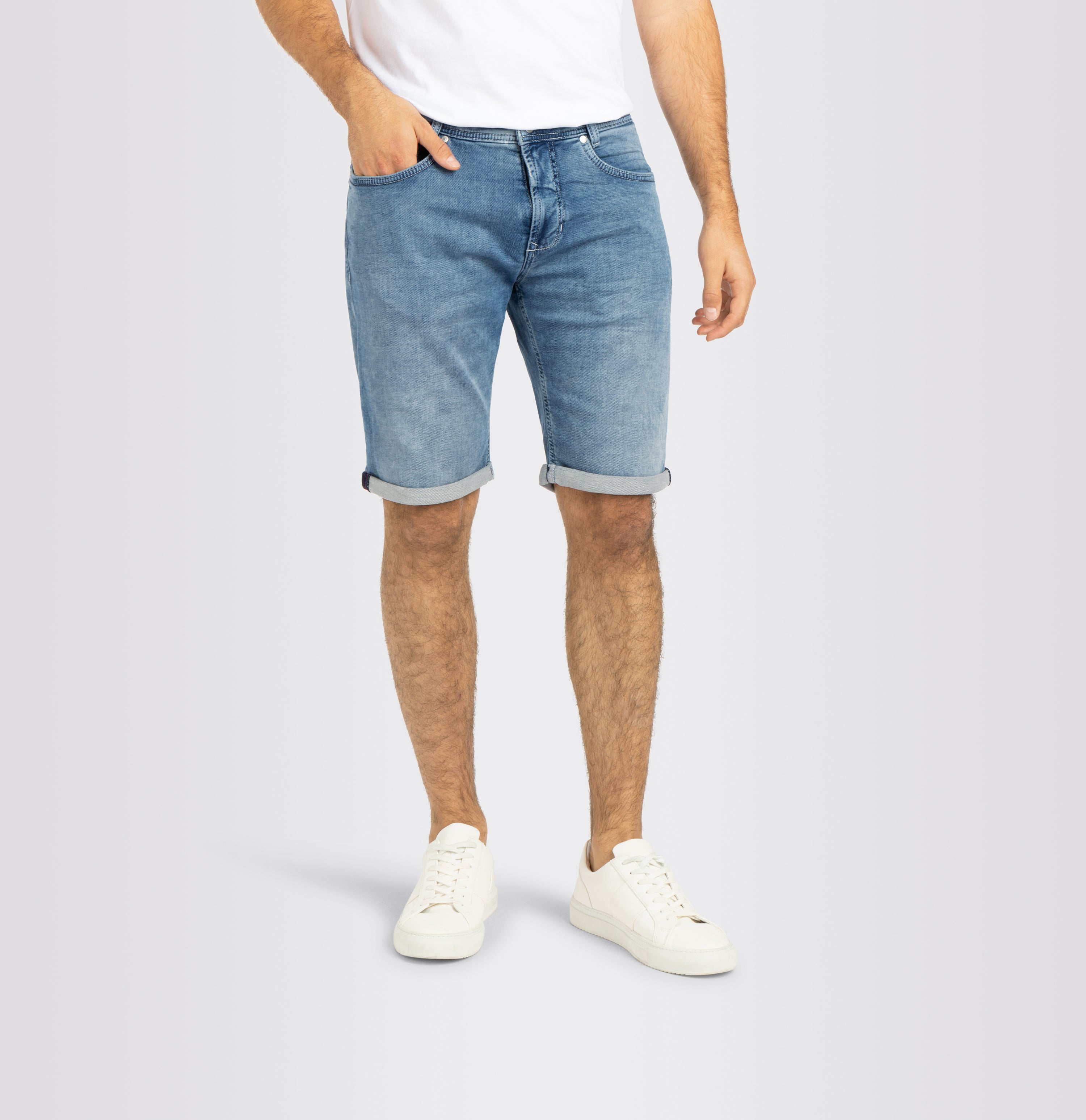 Bermuda jeans in a light sweat material. Dimensionally stable. | Jogn Bermuda | light authentic blue | Front view of model