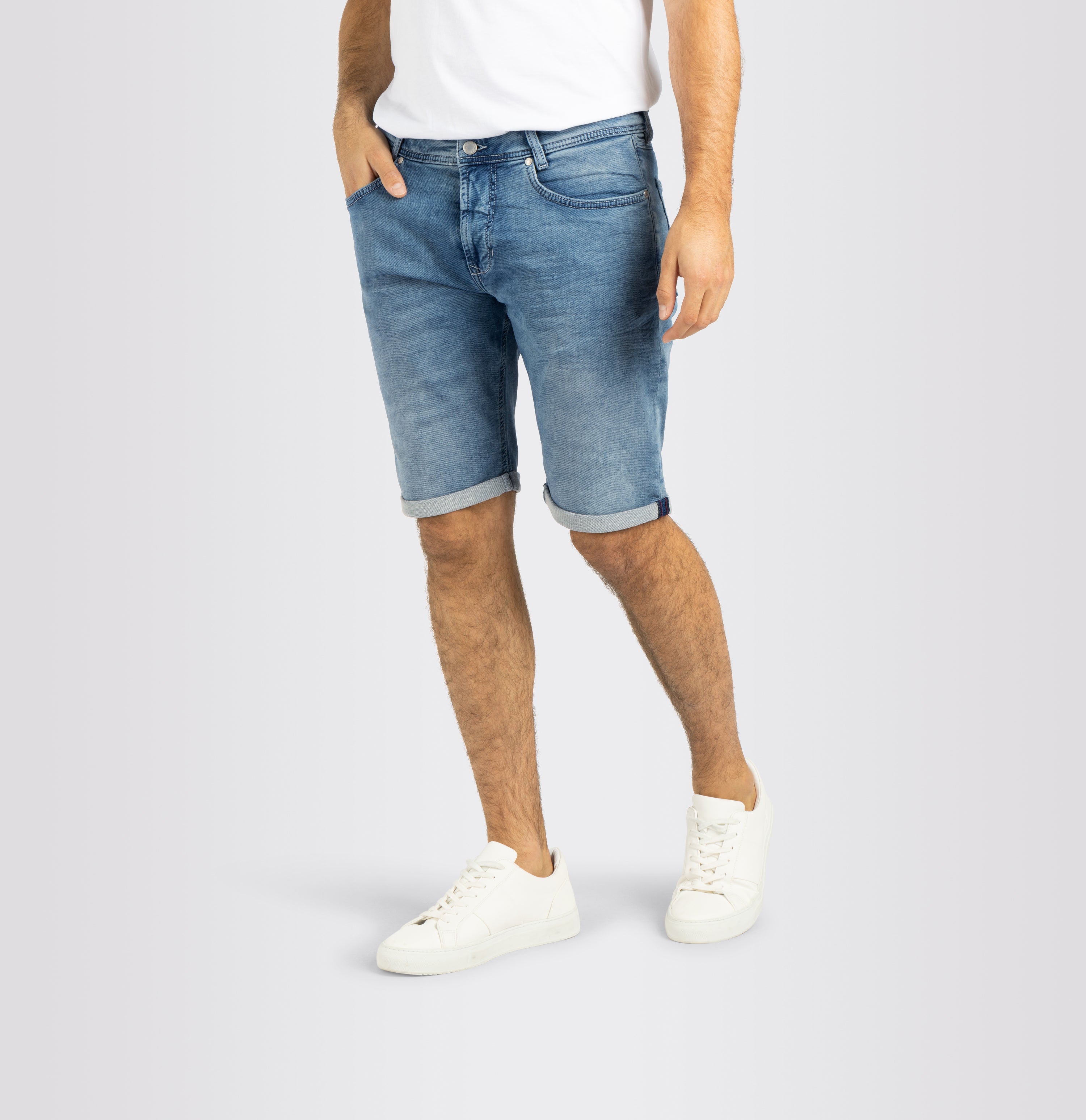 Bermuda jeans in a light sweat material. Dimensionally stable. | Jogn Bermuda | light authentic blue | Detailed view 2 of model