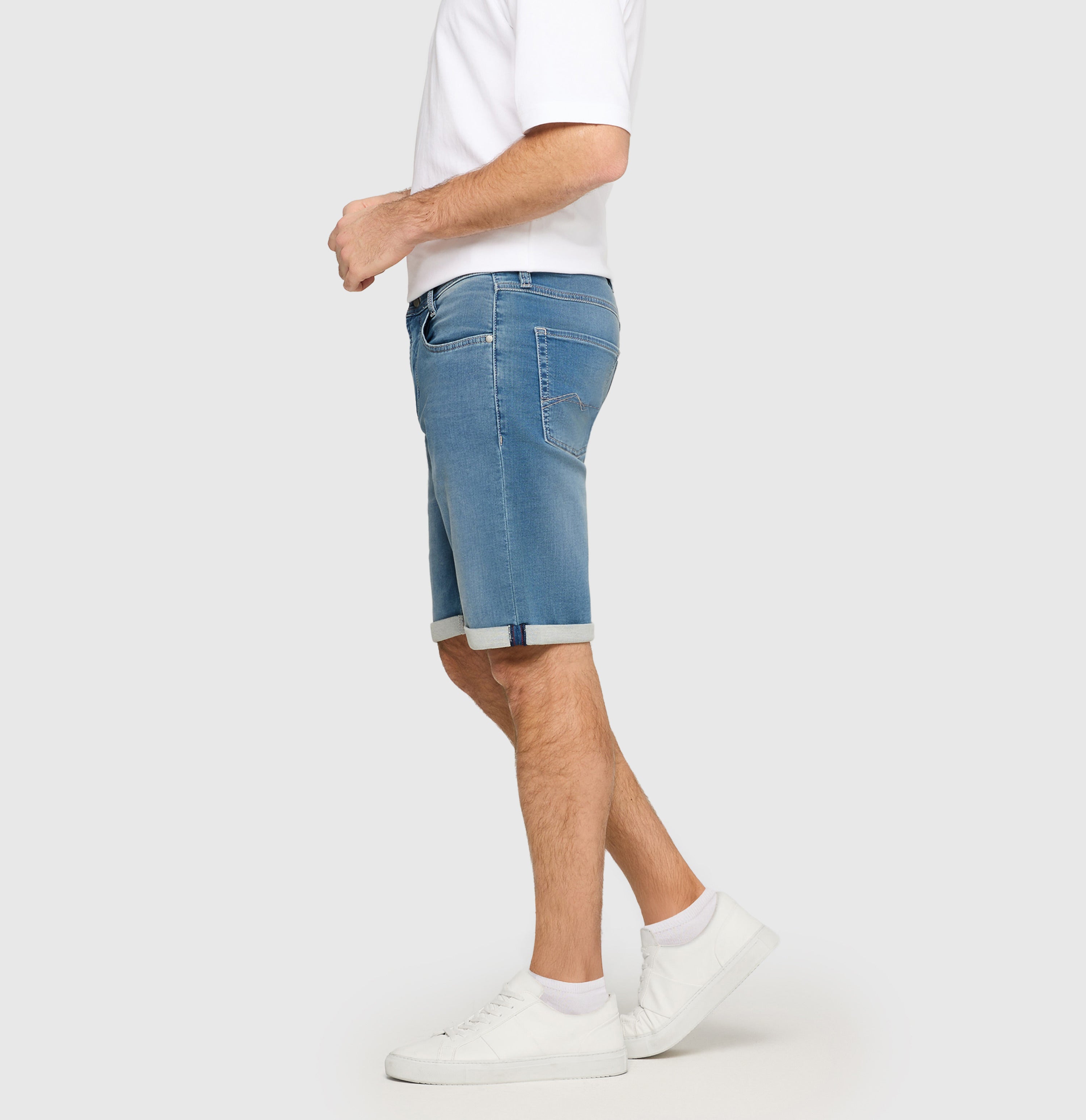 Bermuda made of dimensionally stable sweat denim. | Jogn Bermuda | summer blue used authentic wash | Side view of model
