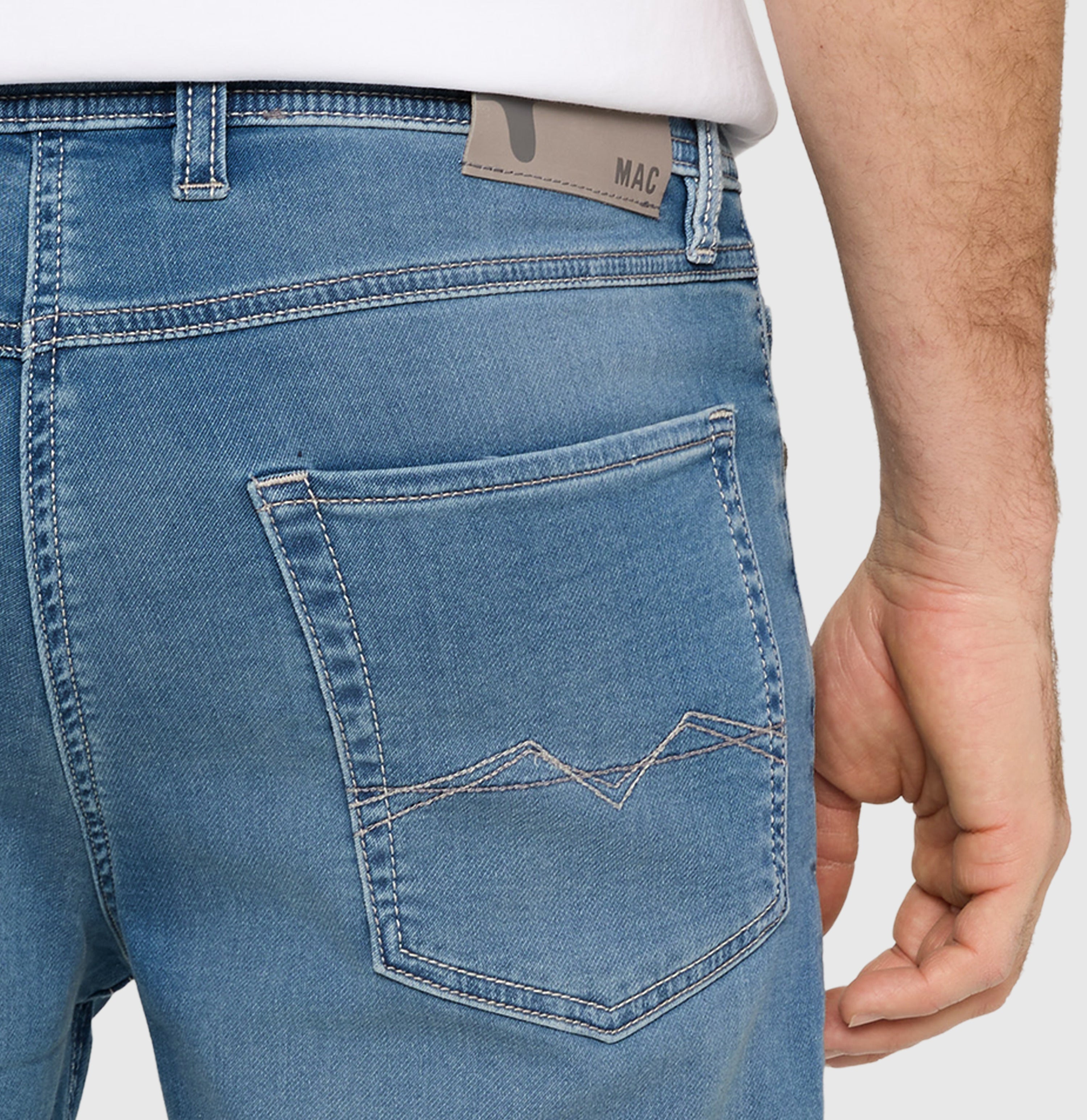 Bermuda made of dimensionally stable sweat denim. | Jogn Bermuda | summer blue used authentic wash | Detailed view 2 of model