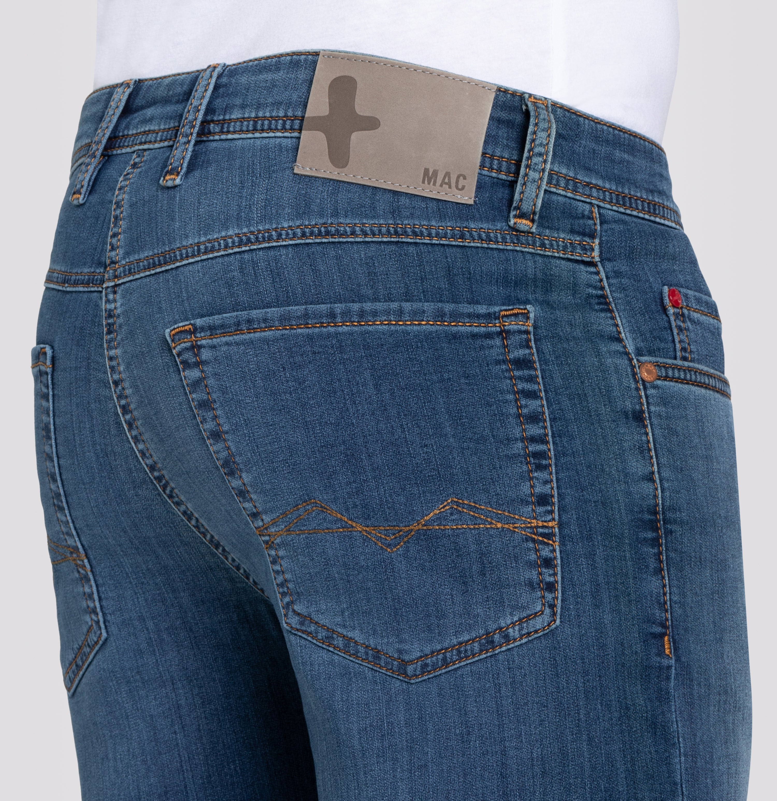 Bermuda jeans in a light sweat material. Dimensionally stable. | Jogn Bermuda | vintage wash | Side view of model