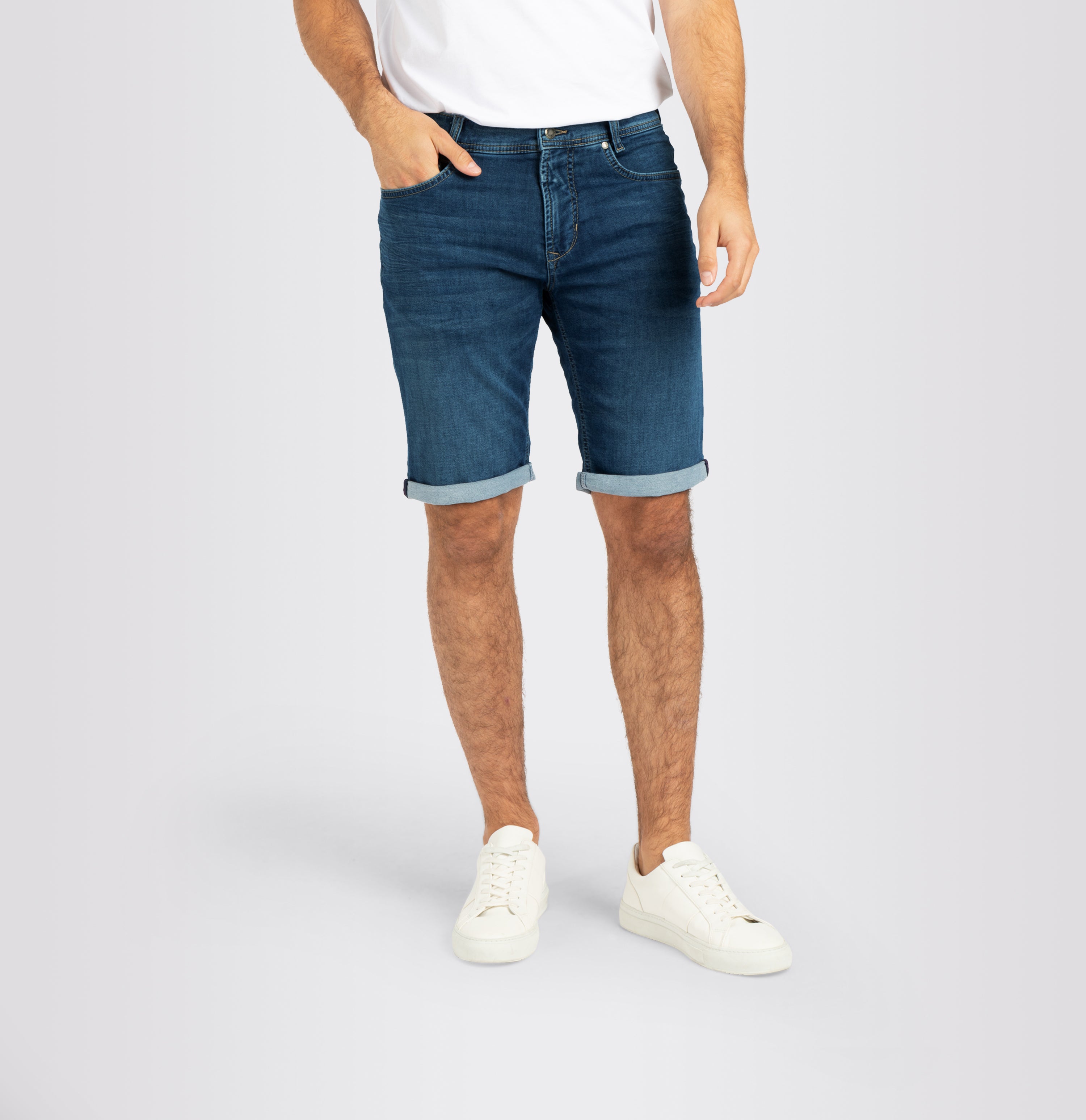 Bermuda jeans in a light sweat material. Dimensionally stable. | Jogn Bermuda | night blue vintage wash | Front view of model