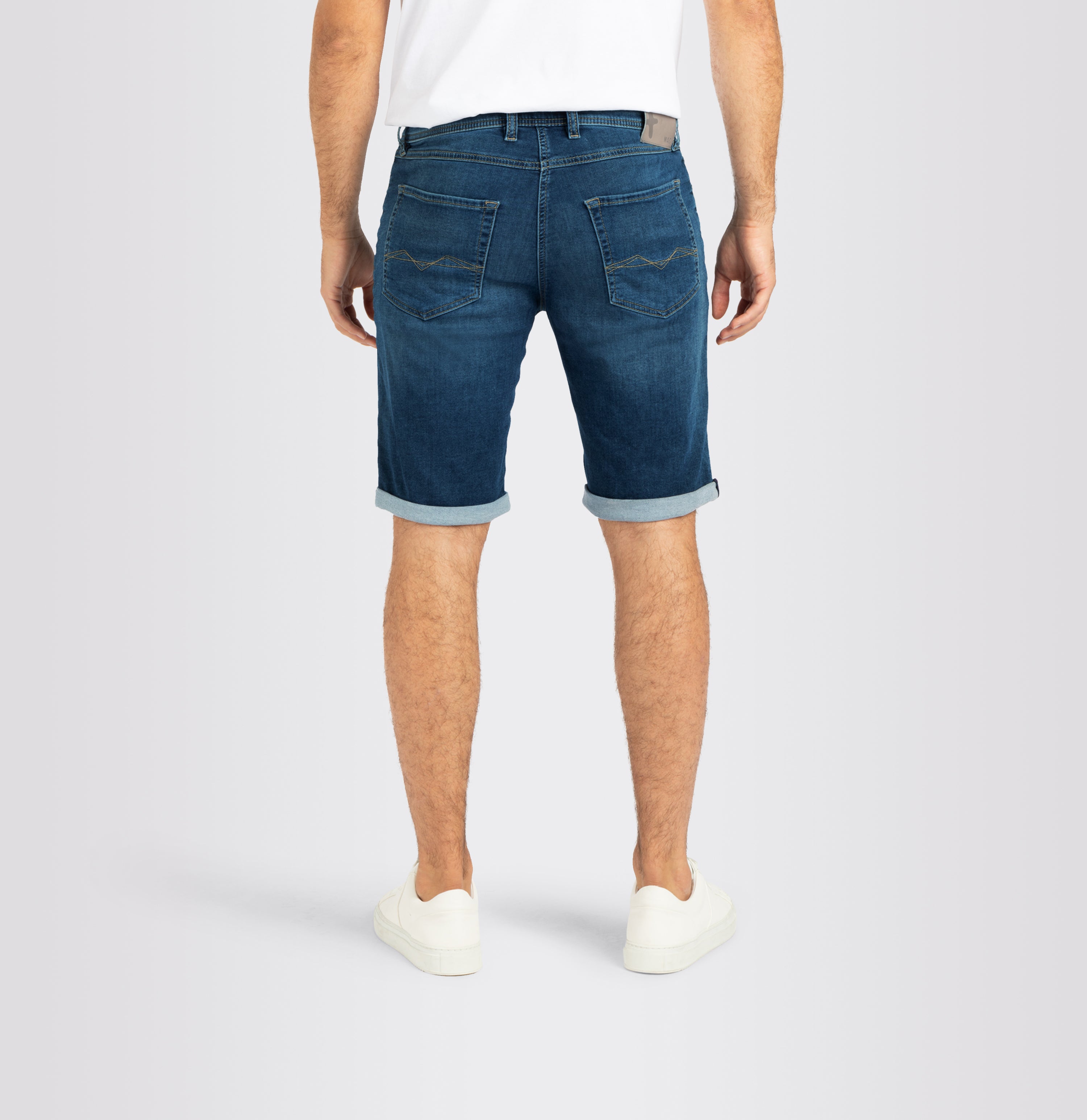 Bermuda jeans in a light sweat material. Dimensionally stable. | Jogn Bermuda | night blue vintage wash | Back view of model