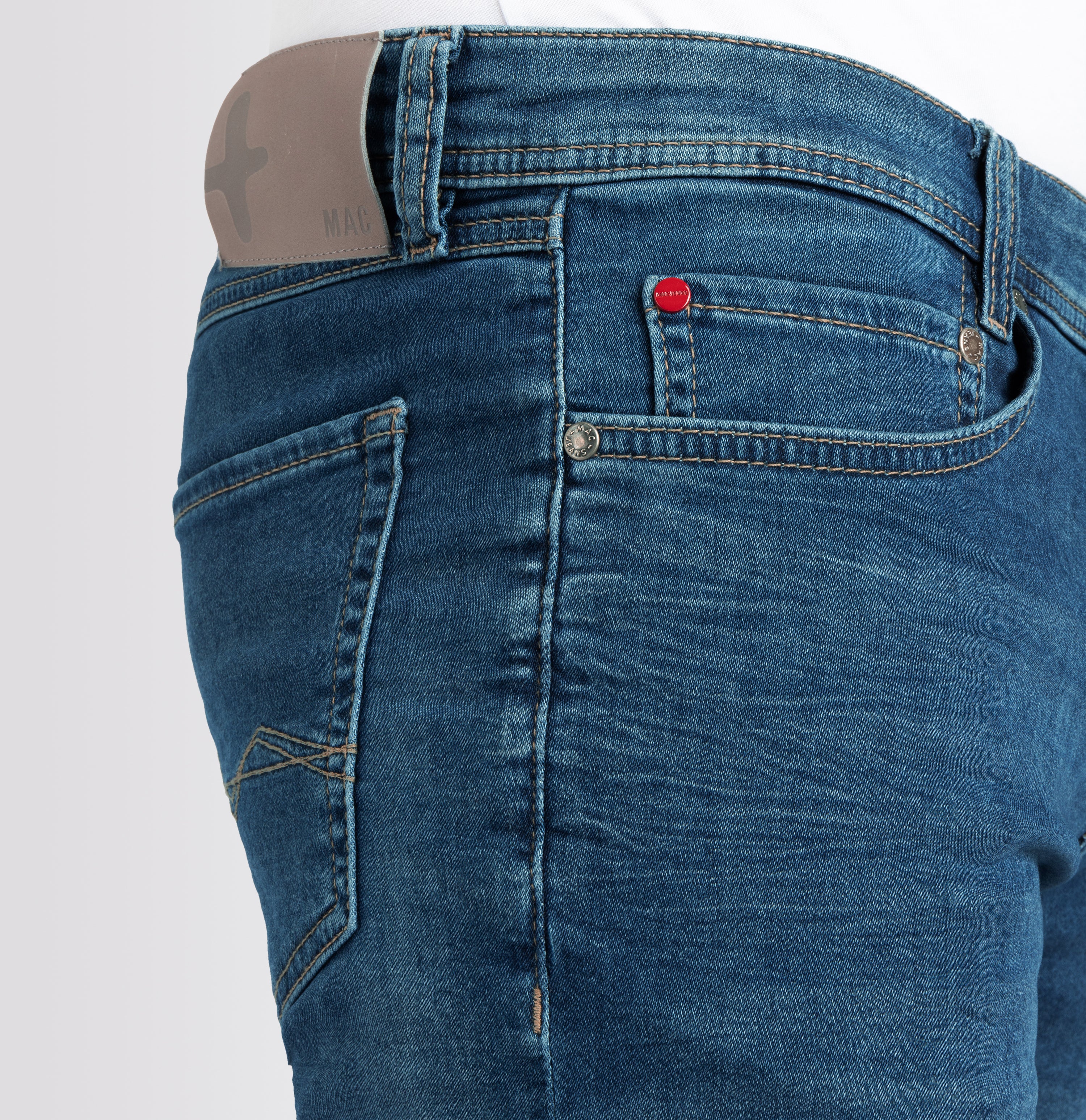 Bermuda jeans in a light sweat material. Dimensionally stable. | Jogn Bermuda | night blue vintage wash | Side view of model