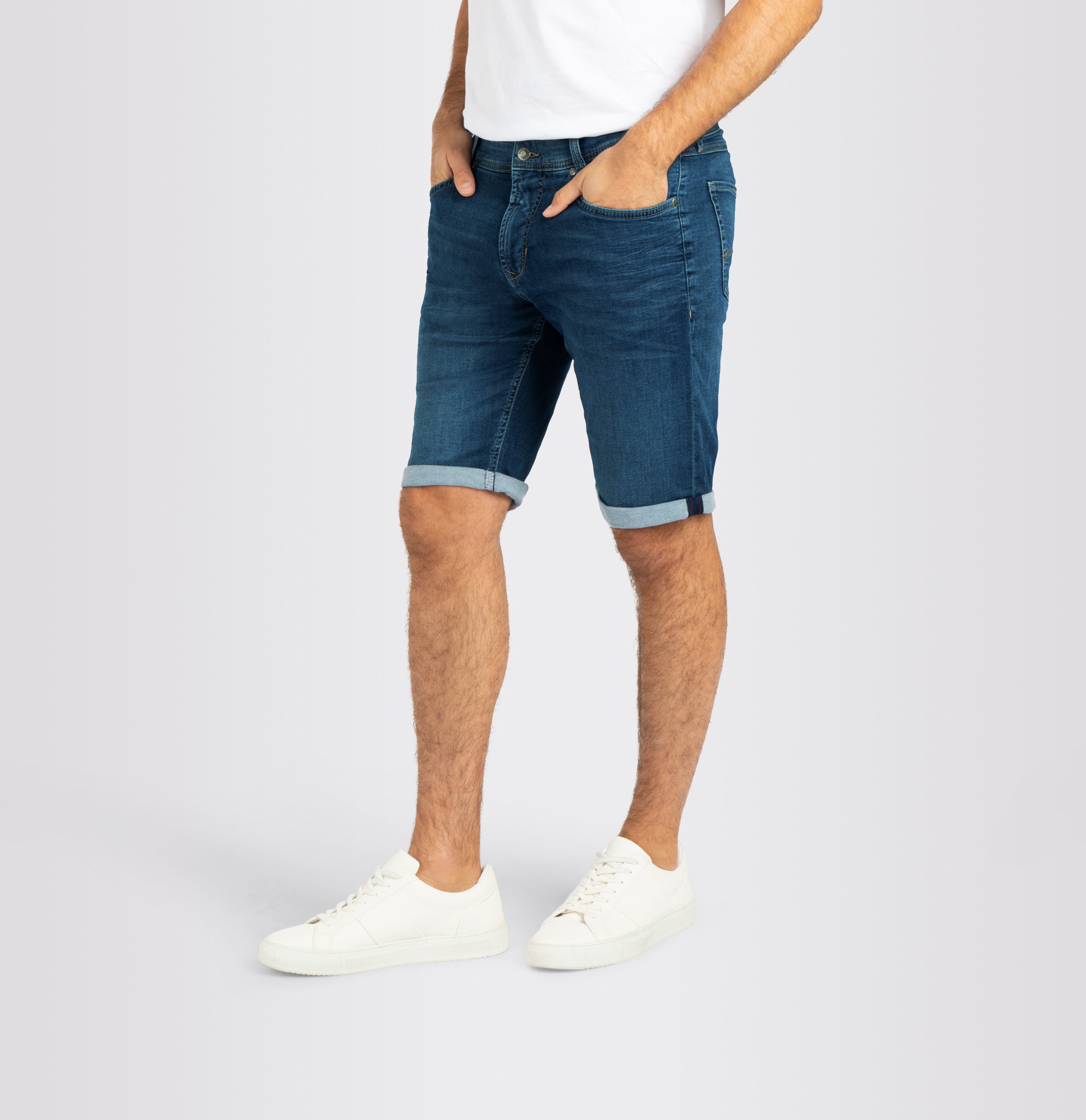 Bermuda jeans in a light sweat material. Dimensionally stable. | Jogn Bermuda | night blue vintage wash | Detailed view 2 of model