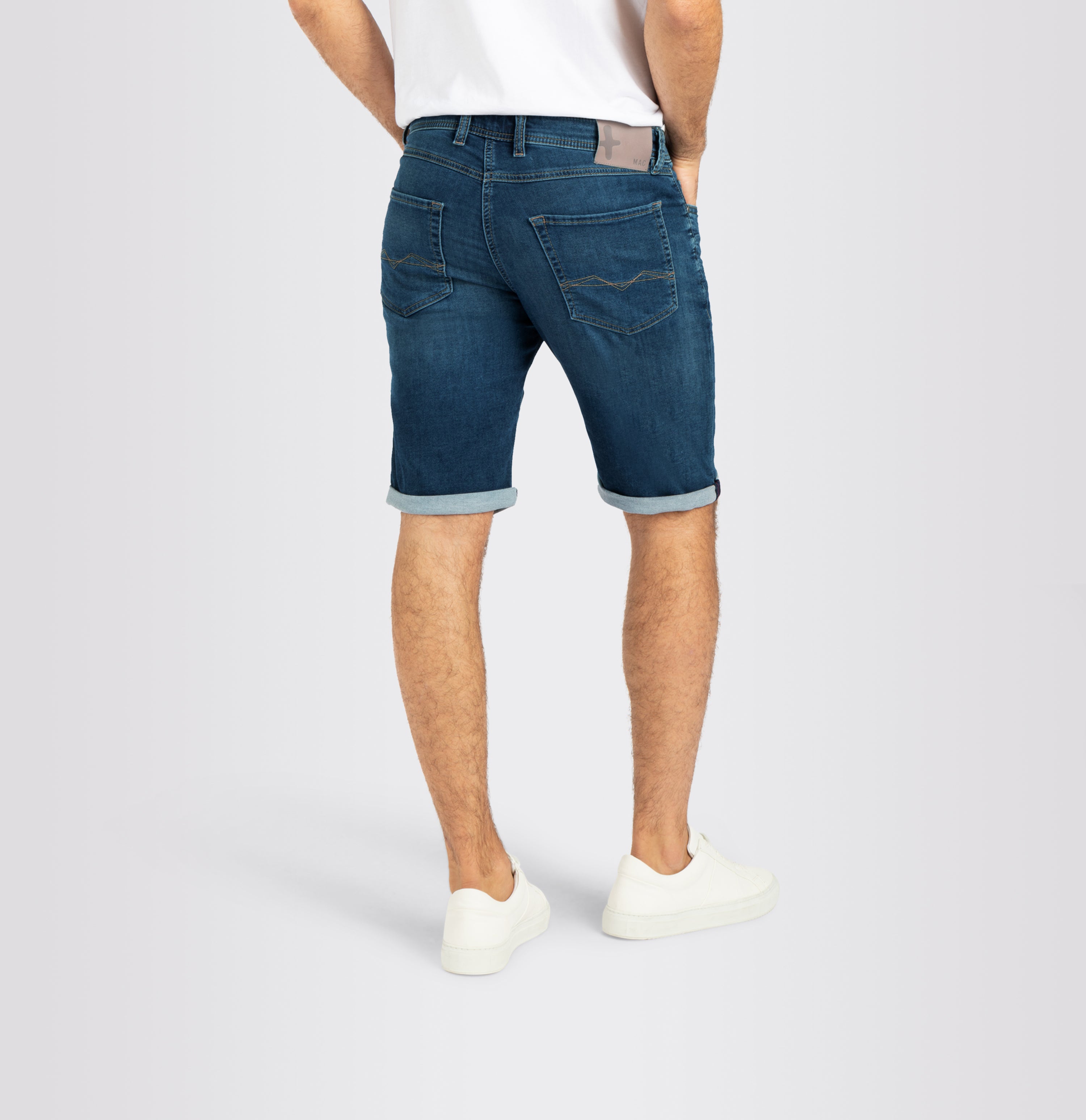 Bermuda jeans in a light sweat material. Dimensionally stable. | Jogn Bermuda | night blue vintage wash | Detailed view 3 of model