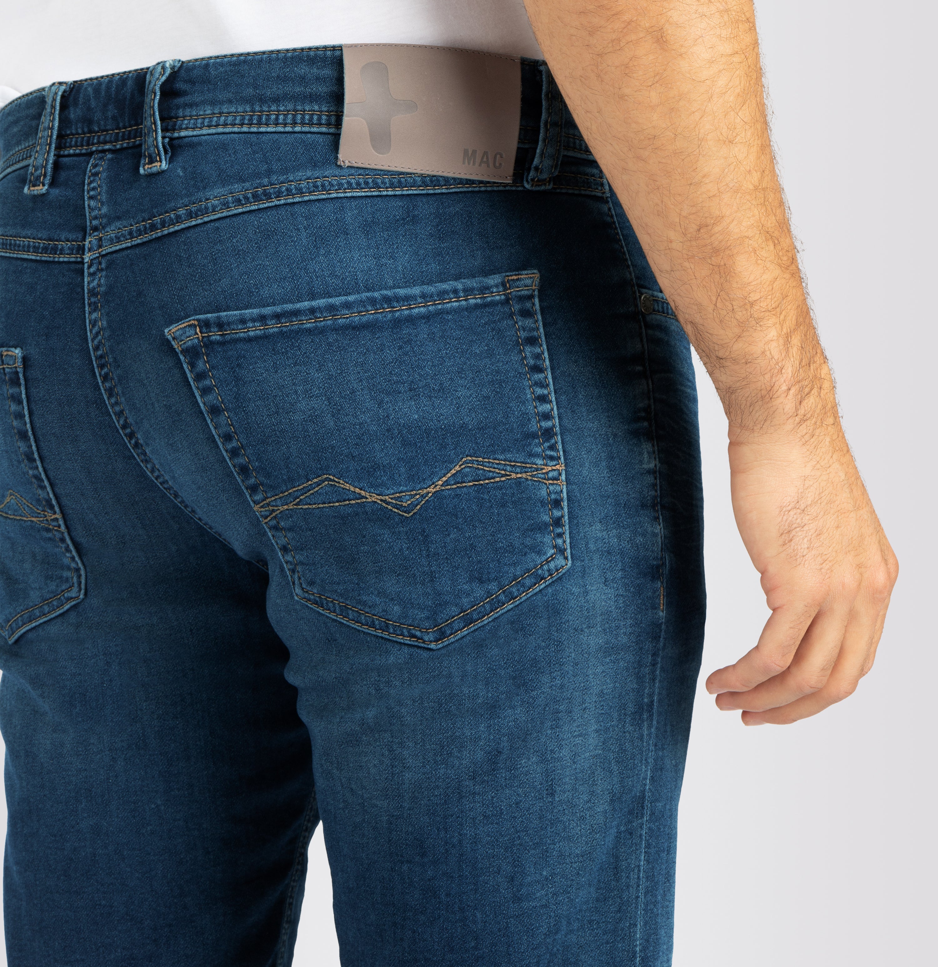 Bermuda jeans in a light sweat material. Dimensionally stable. | Jogn Bermuda | night blue vintage wash | Detailed view 4 of model