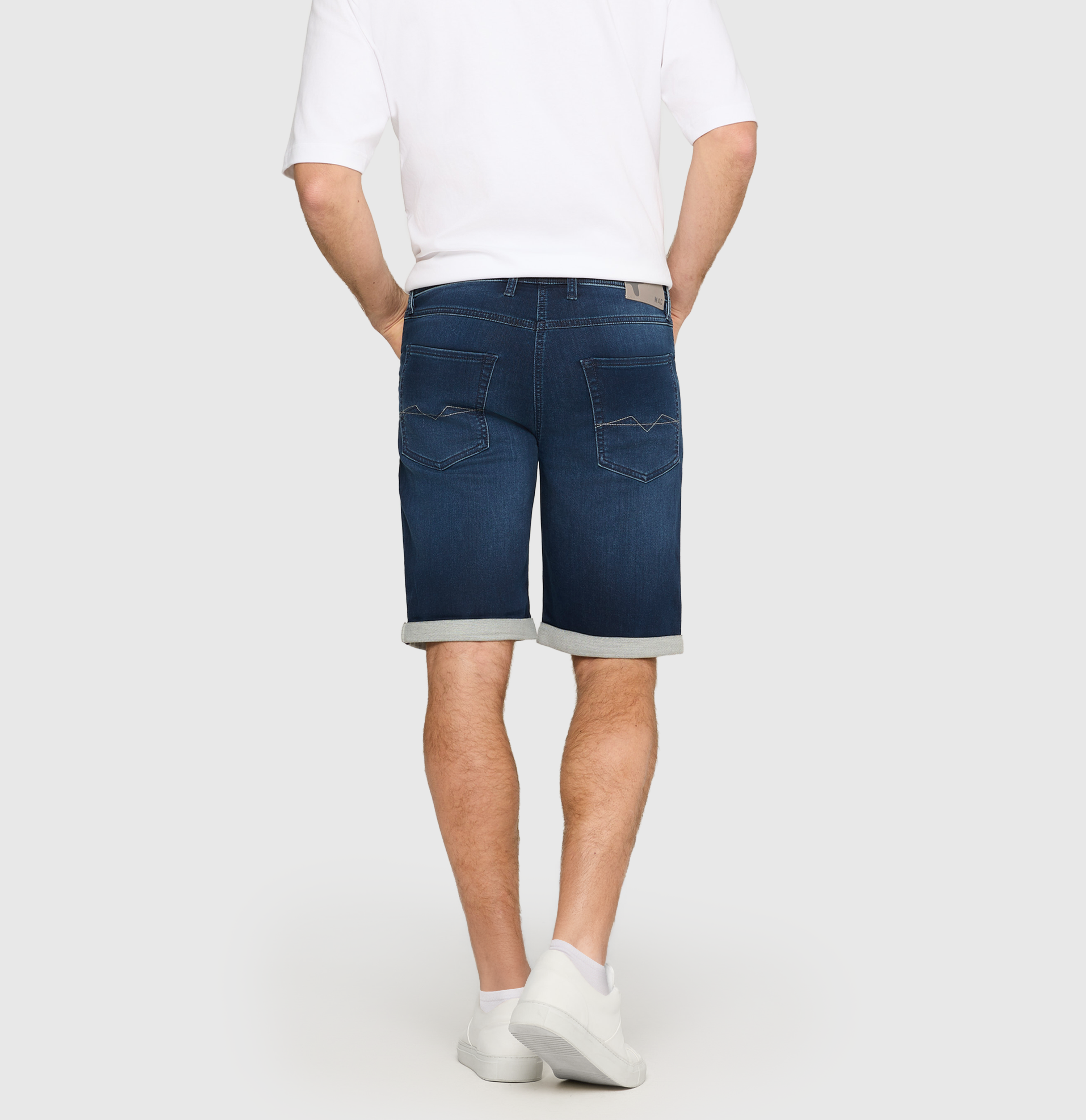 Bermuda made of dimensionally stable sweat denim. | Jogn Bermuda | dark blue vintage wash | Back view of model