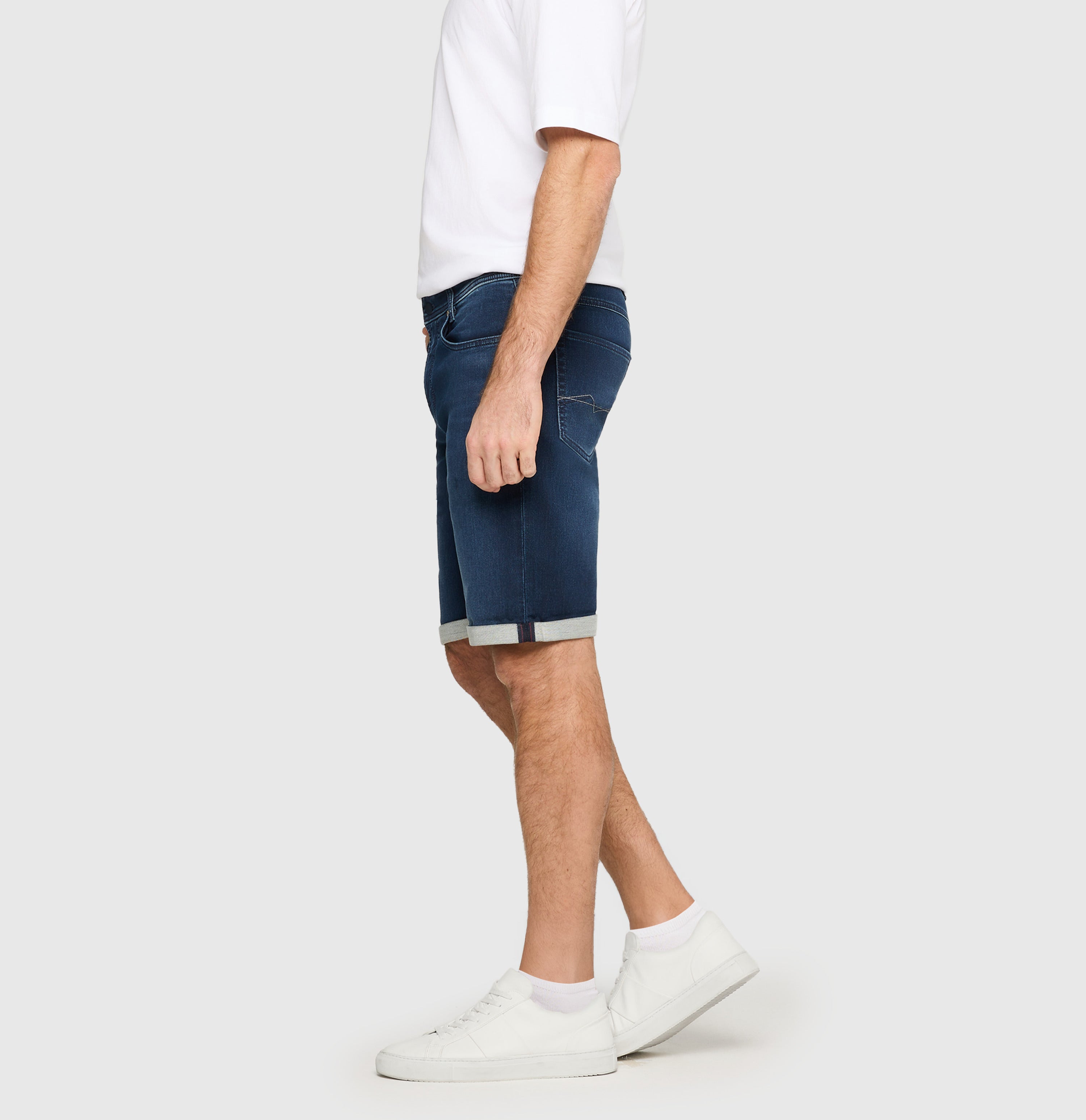 Bermuda made of dimensionally stable sweat denim. | Jogn Bermuda | dark blue vintage wash | Side view of model