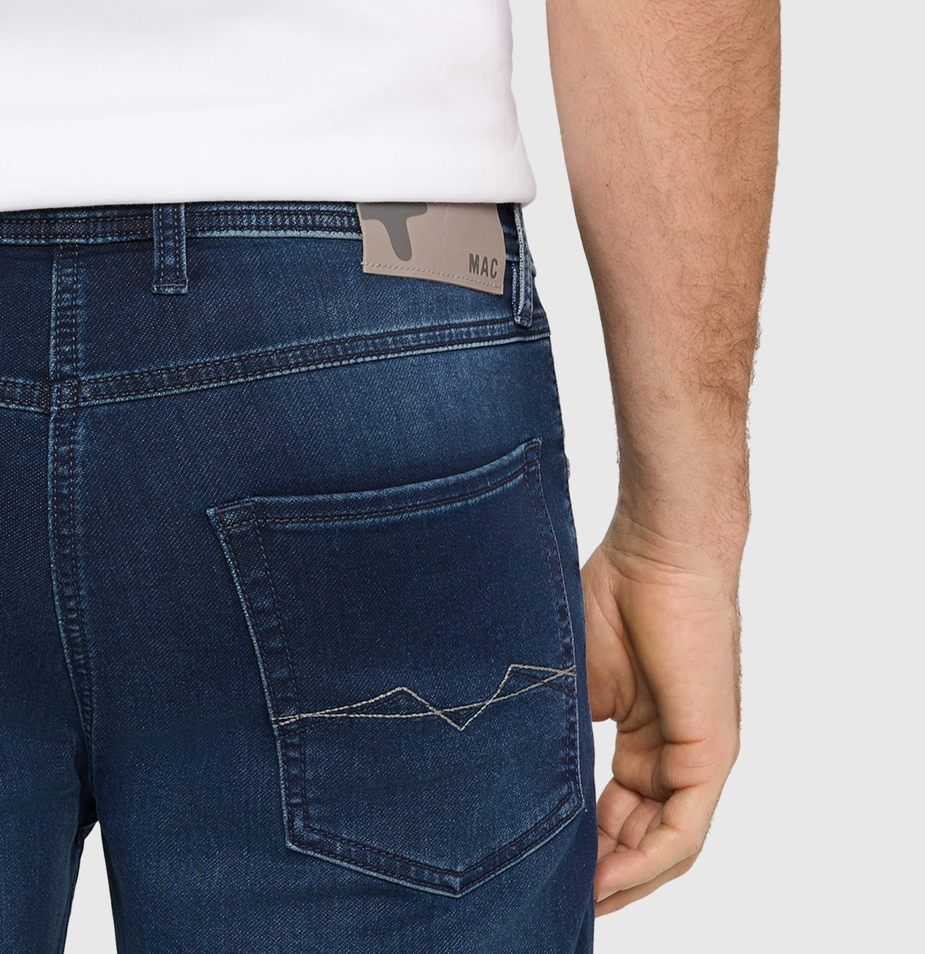 Bermuda made of dimensionally stable sweat denim. | Jogn Bermuda | dark blue vintage wash | Detailed view 2 of model