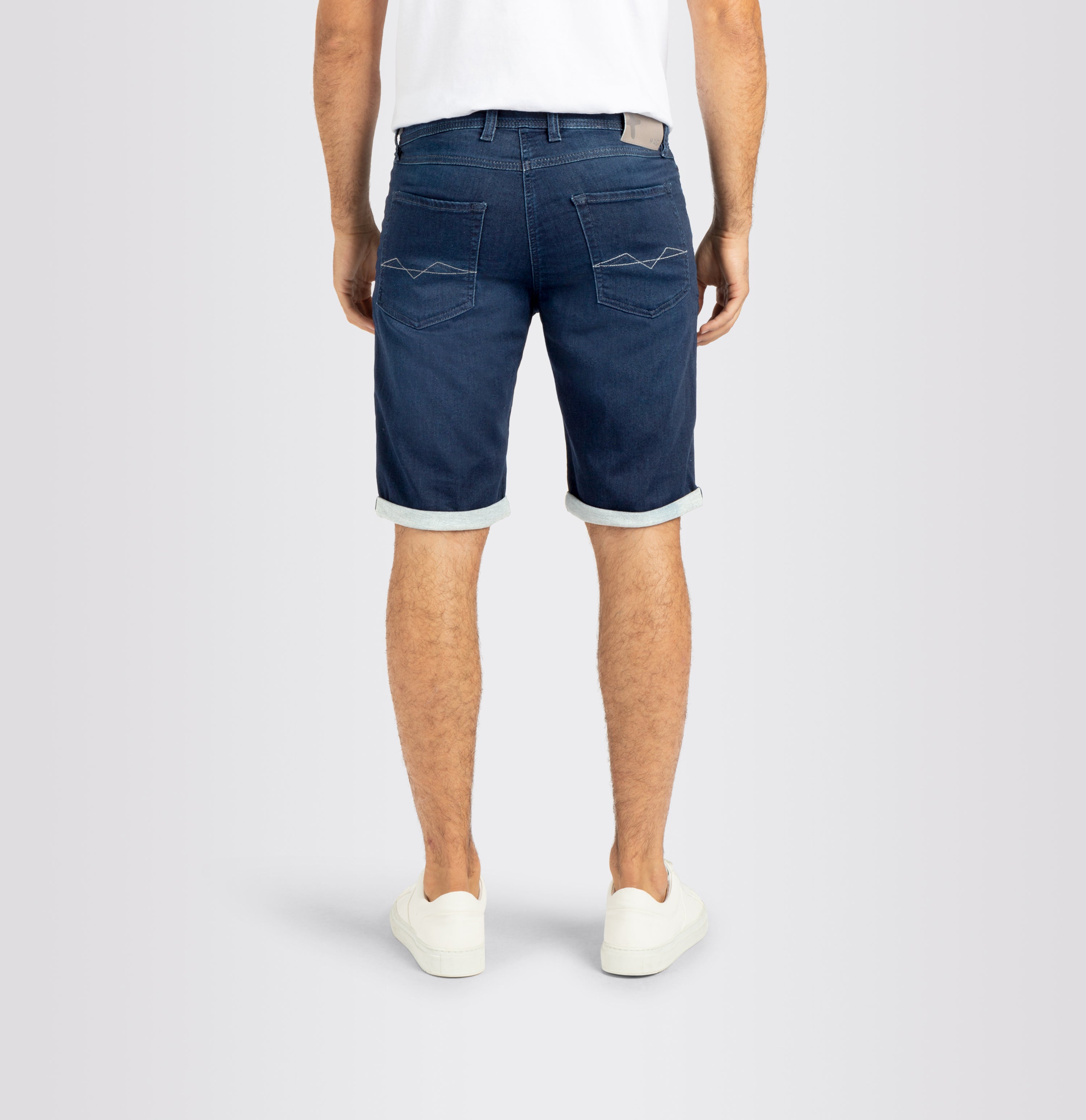 Bermuda jeans in a light sweat material. Dimensionally stable. | Jogn Bermuda | dark indigo authentic used | Back view of model