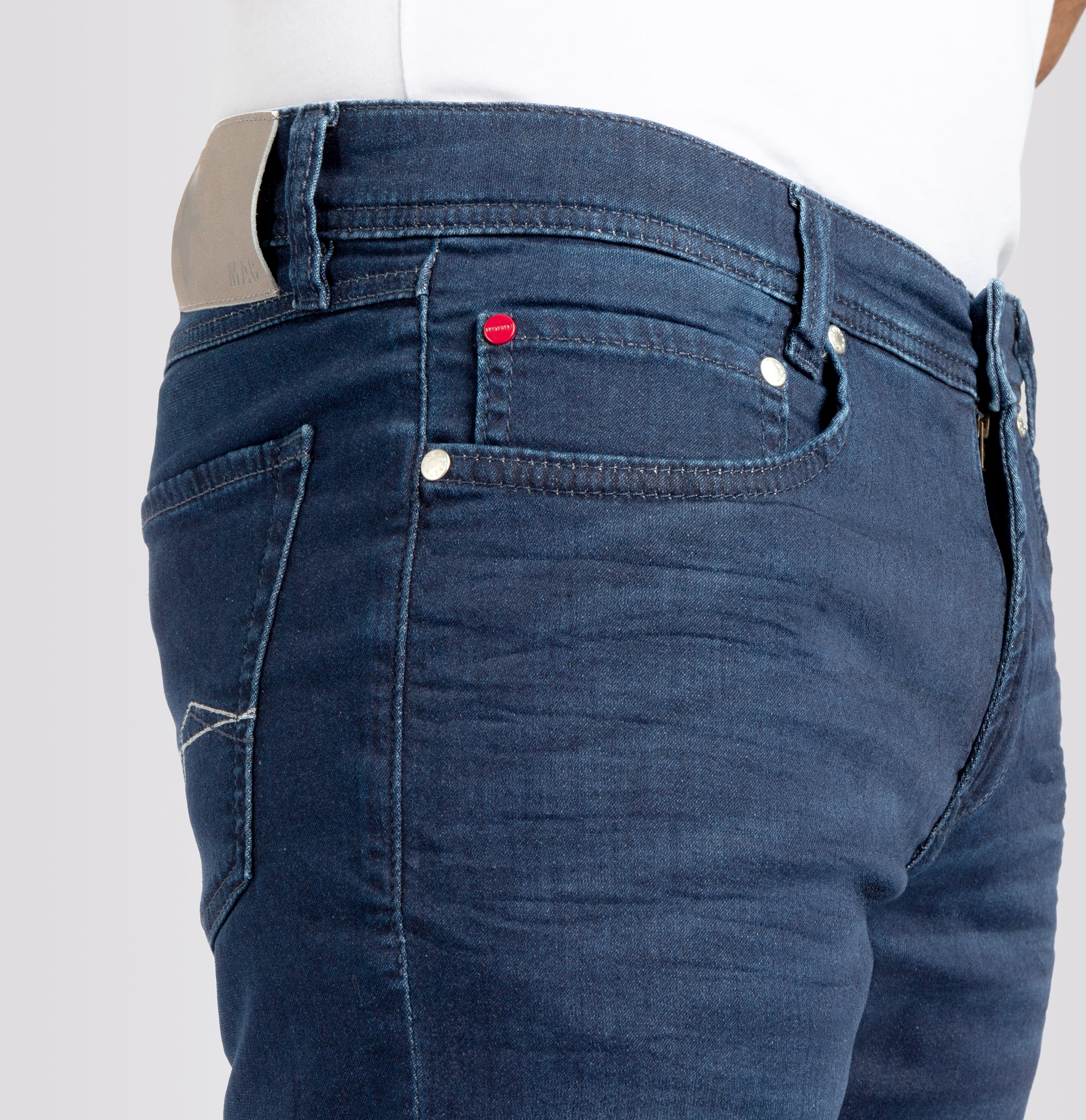 Bermuda jeans in a light sweat material. Dimensionally stable. | Jogn Bermuda | dark indigo authentic used | Side view of model