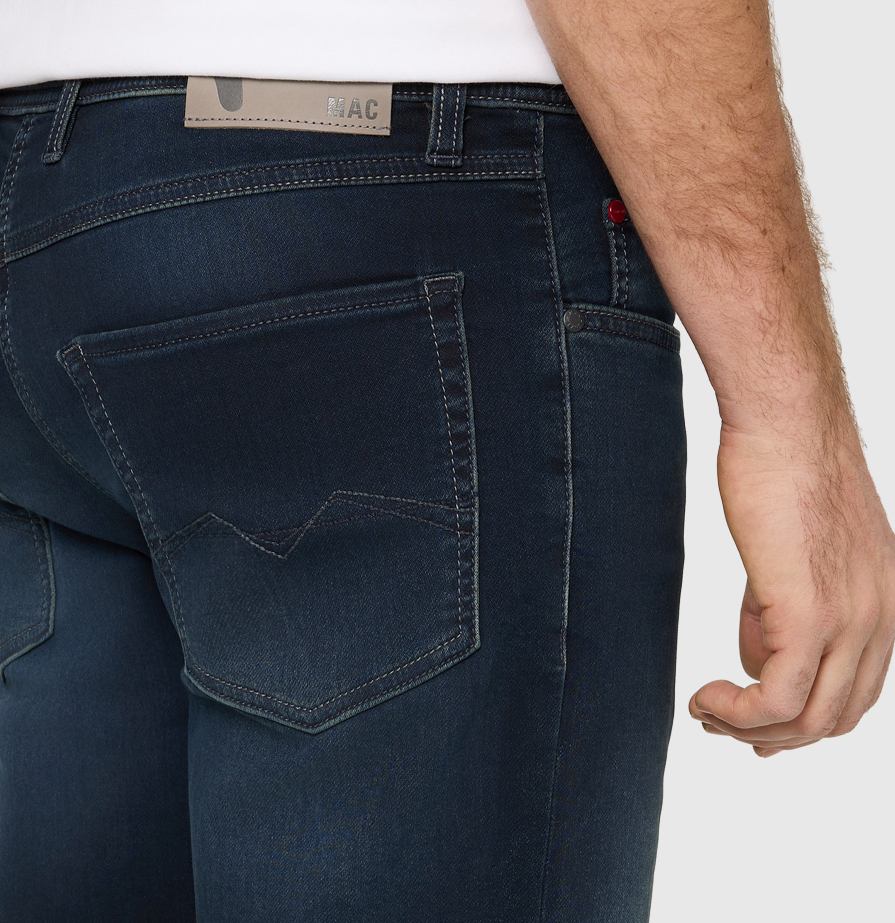 Bermuda made of dimensionally stable sweat denim. | Jogn Bermuda | deep blue od black | Detailed view 2 of model