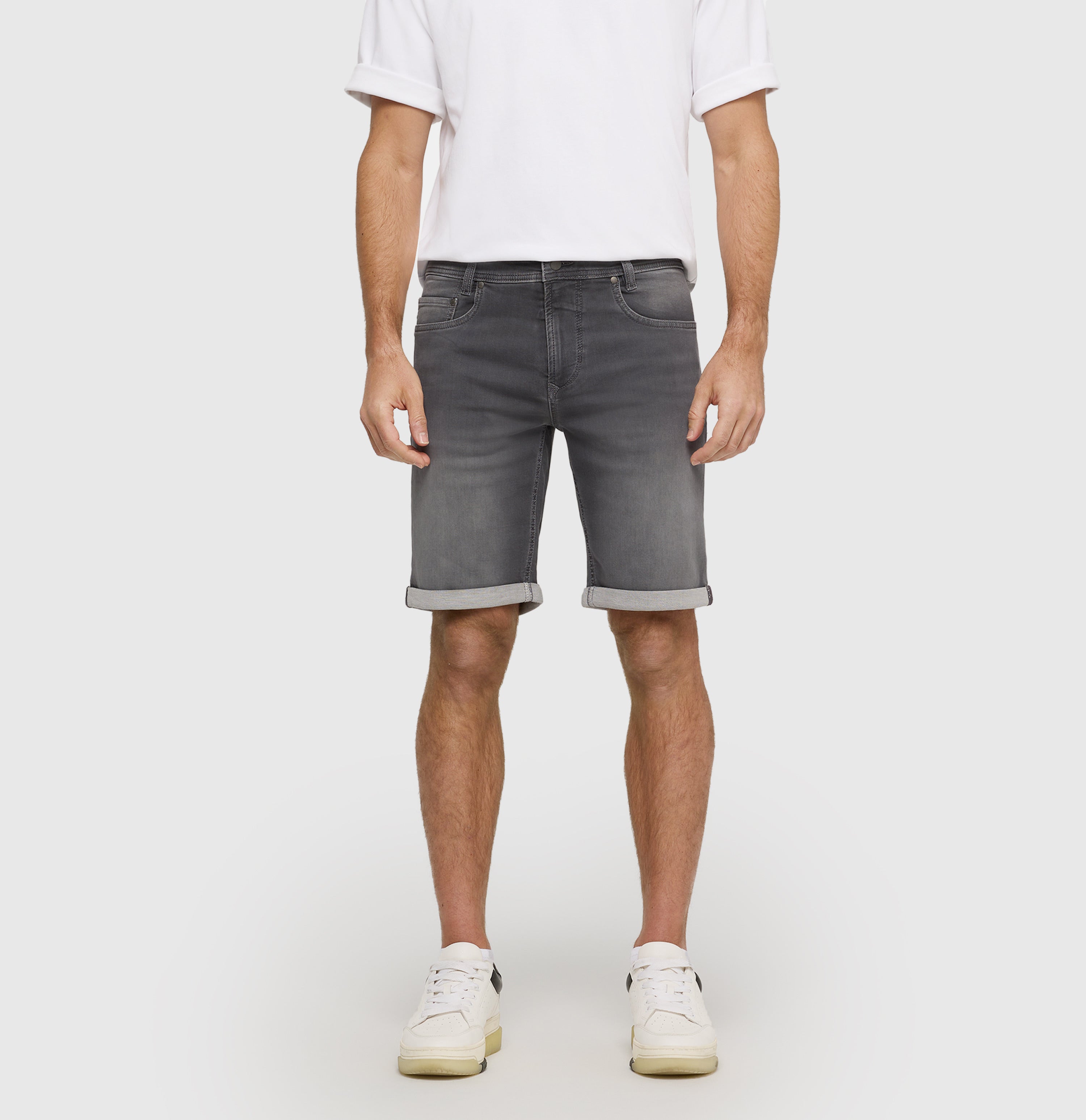 Bermuda made of dimensionally stable sweat denim. | Jogn Bermuda by MAC | authentic grey used | Front view of model