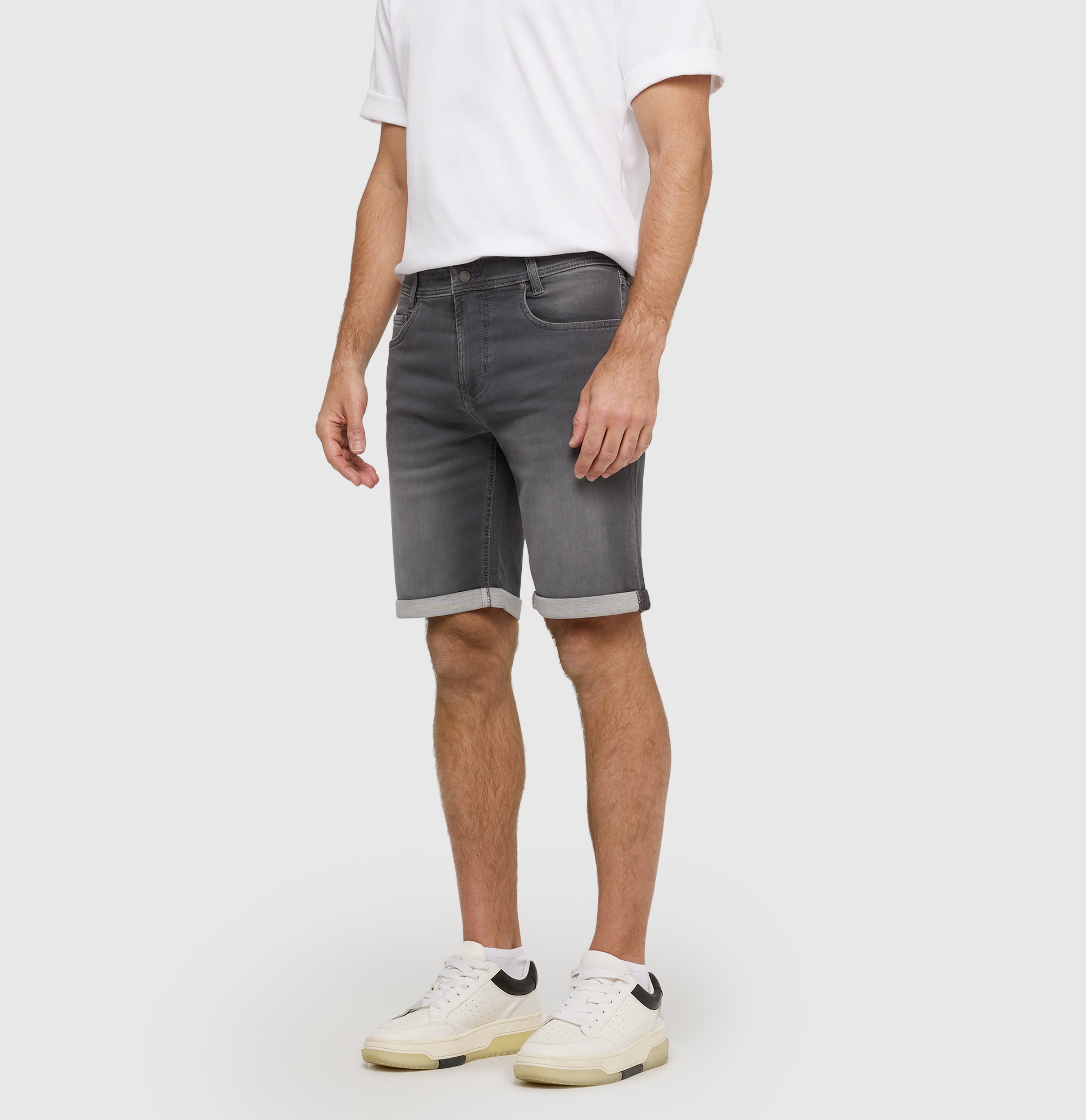 Bermuda made of dimensionally stable sweat denim. | Jogn Bermuda by MAC | authentic grey used | Side view of model