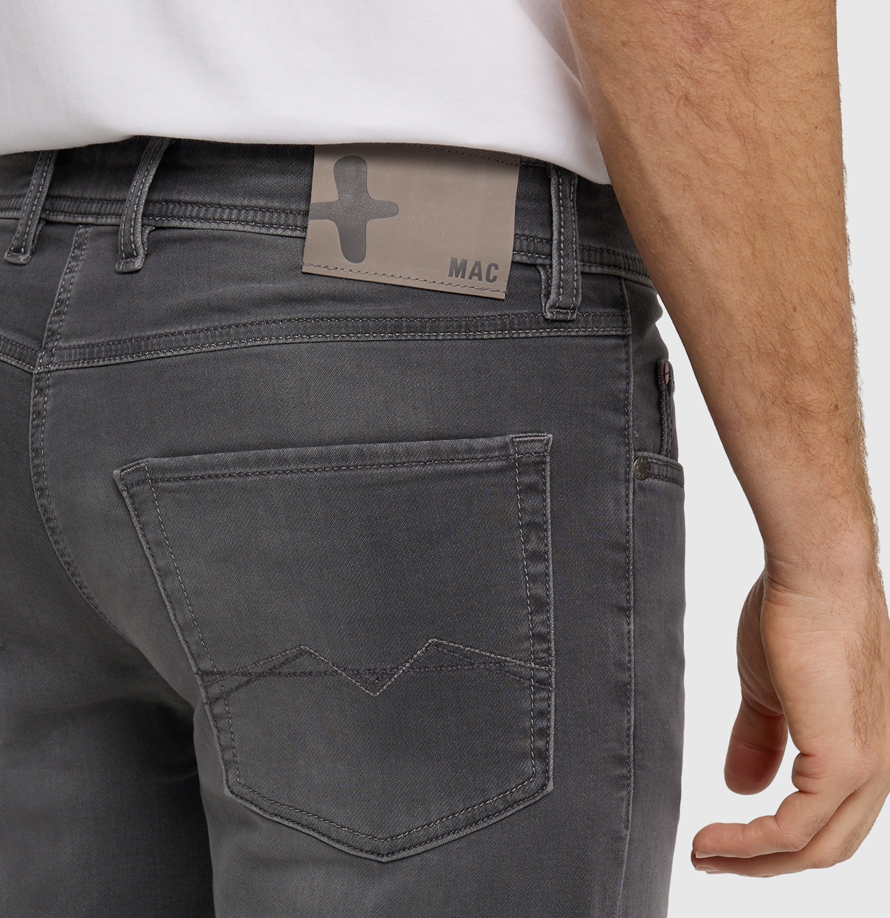 Bermuda made of dimensionally stable sweat denim. | Jogn Bermuda by MAC | authentic grey used | Detailed view 2 of model