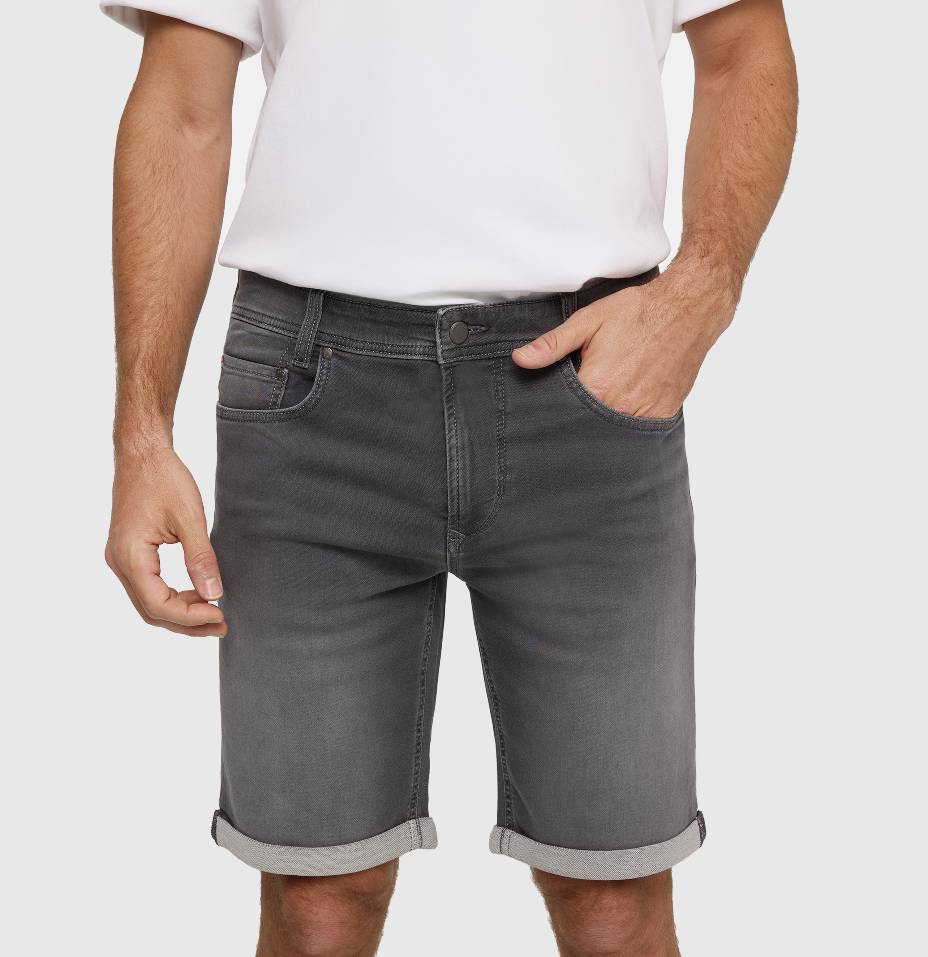 Bermuda made of dimensionally stable sweat denim. | Jogn Bermuda by MAC | authentic grey used | Detailed view 3 of model