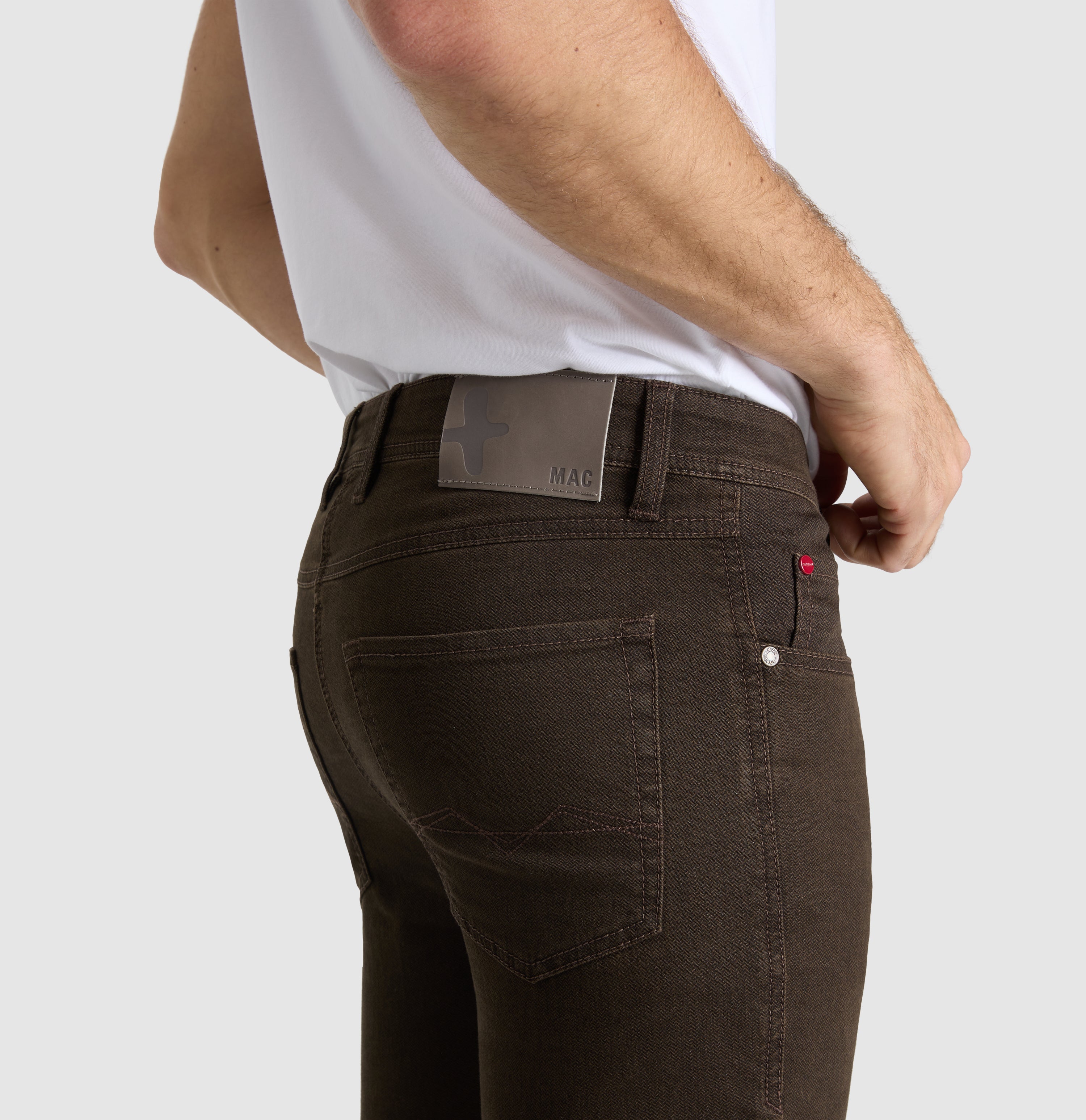 Slim trousers in a subtly patterned sweat material. | Jog´n Jeans by MAC | mahagony brown herringbone | Detailed view 2 of model