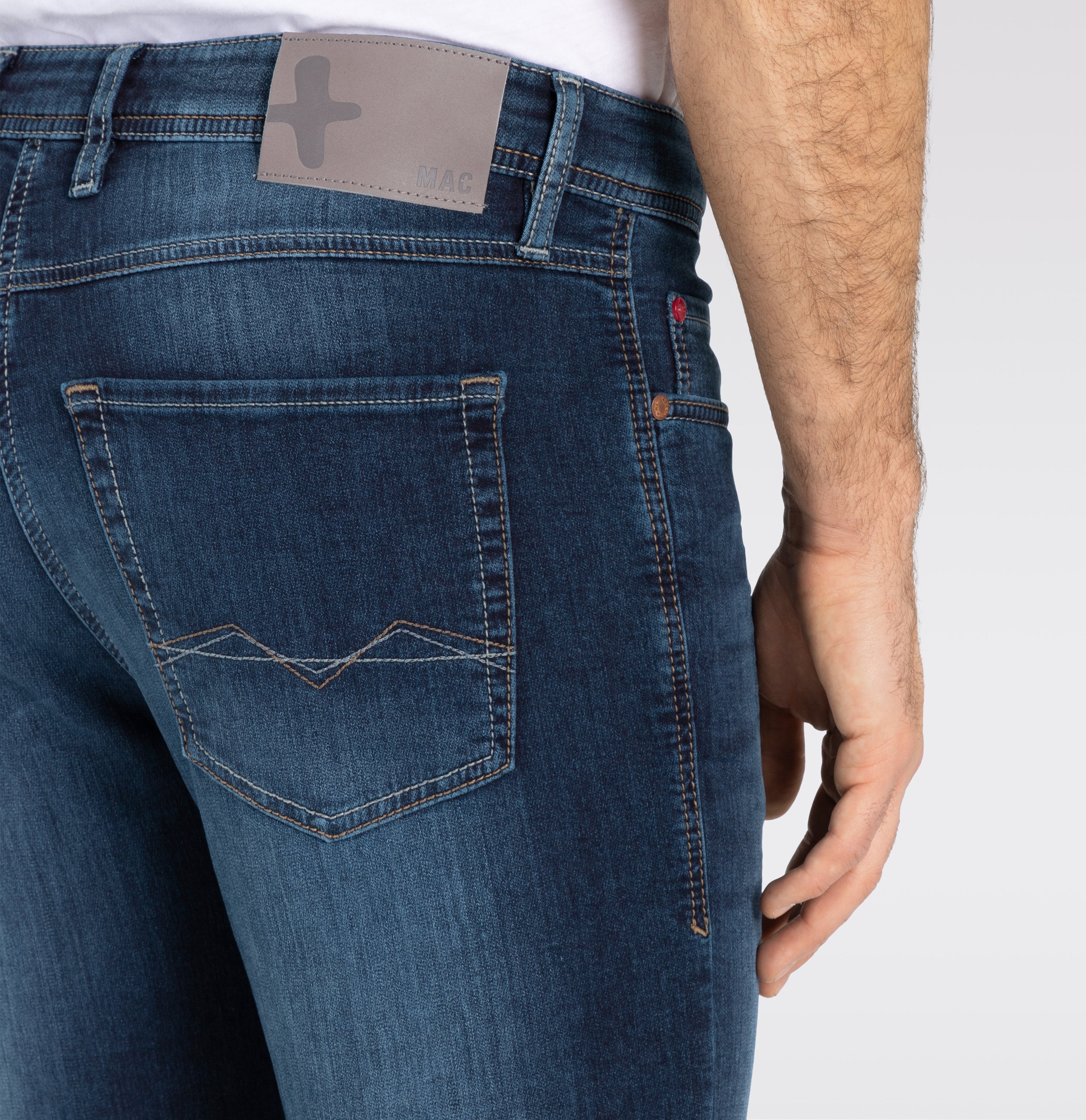 Authentic jeans made of soft sweat denim. | Jog'n Jeans by MAC | blue light used | Detailed view 3 of model