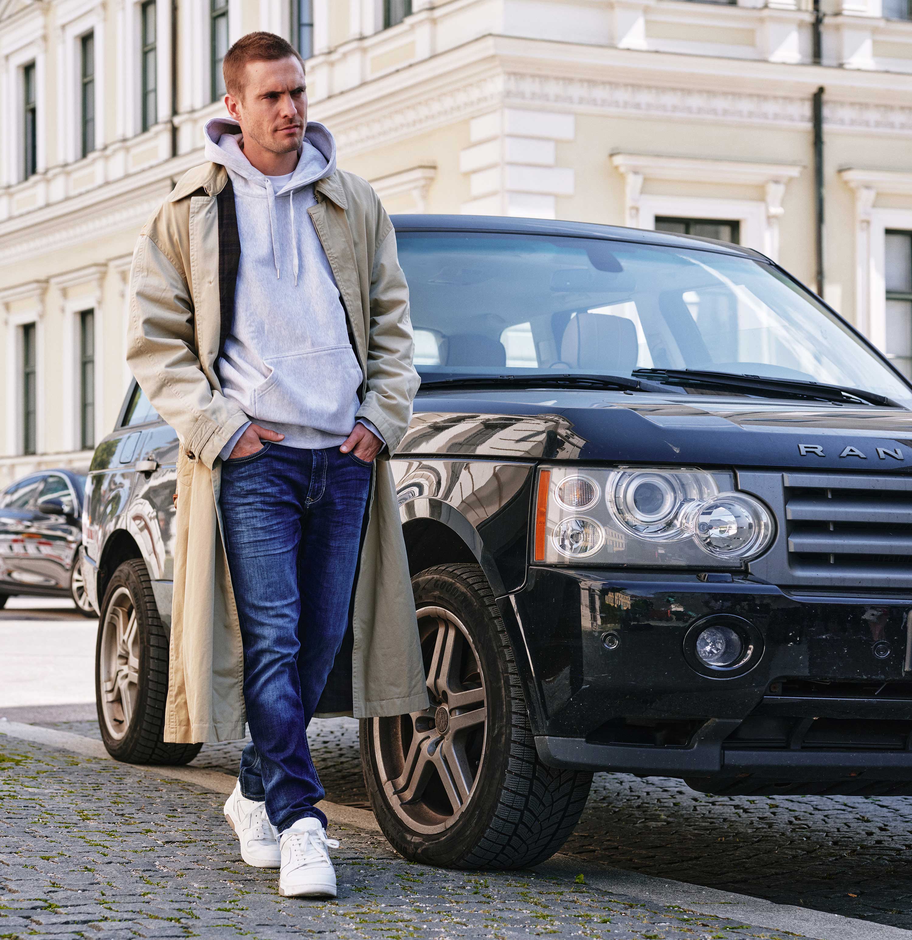 Authentic jeans made of soft sweat denim. | S-NAME | S-FBBZ | Full-body of model