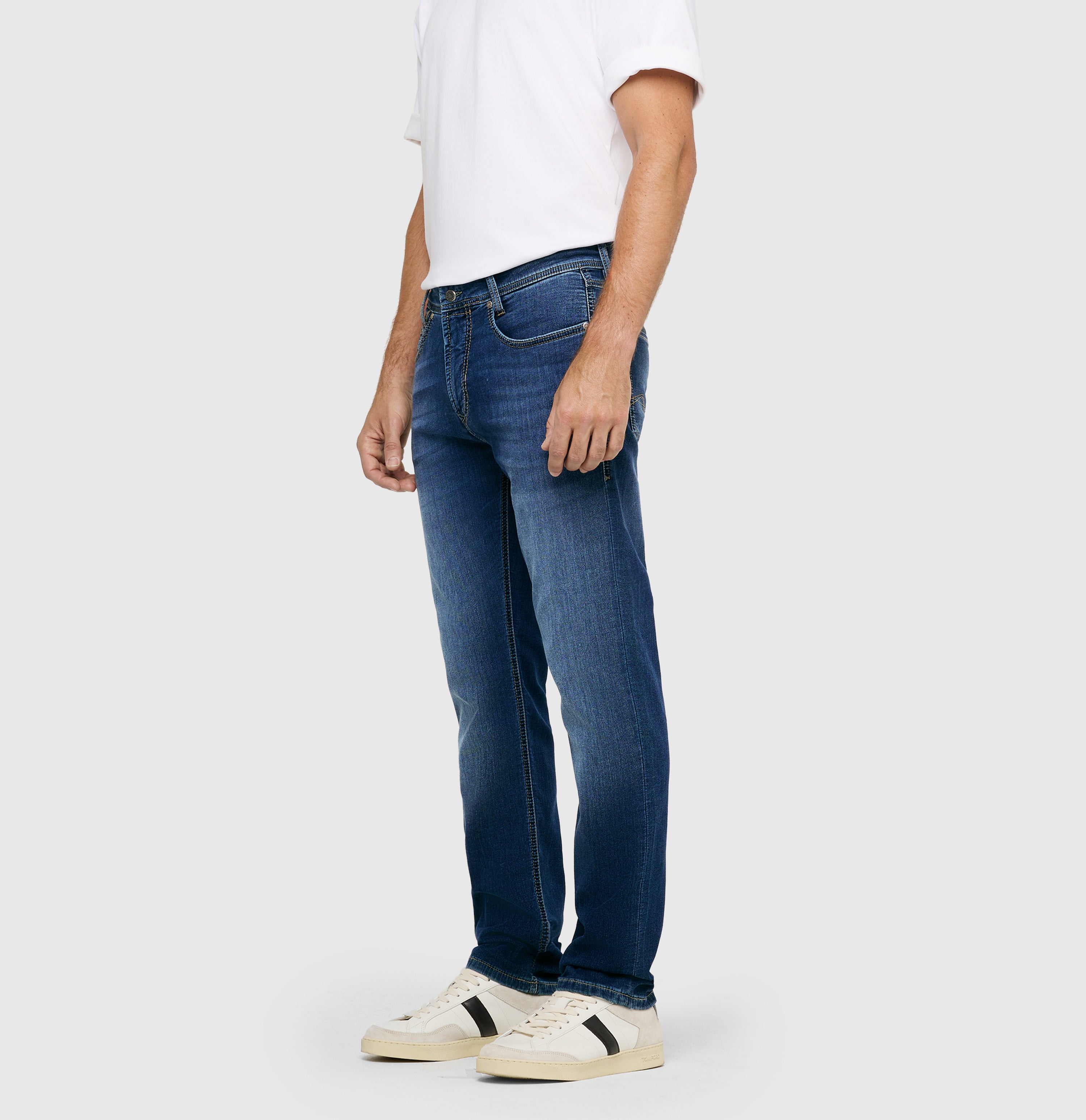 Modern fit made from soft sweat denim. | Jog´n Jeans by MAC | light authentic used | Side view of model