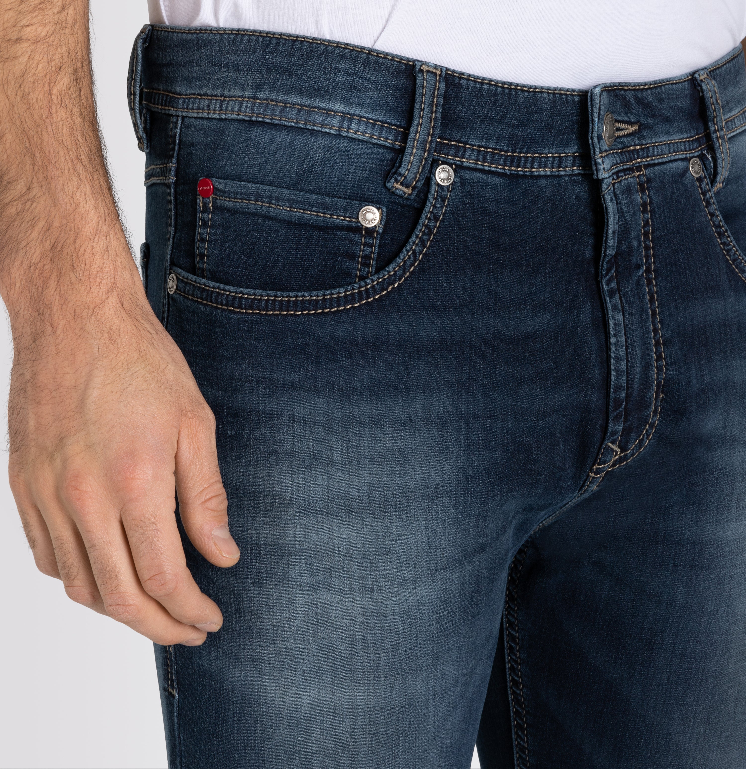 Jeans made of soft sweat denim. With an authentic look. | Jog'n Jeans by MAC | authentic dark blue tinted used | Detailed view 2 of model