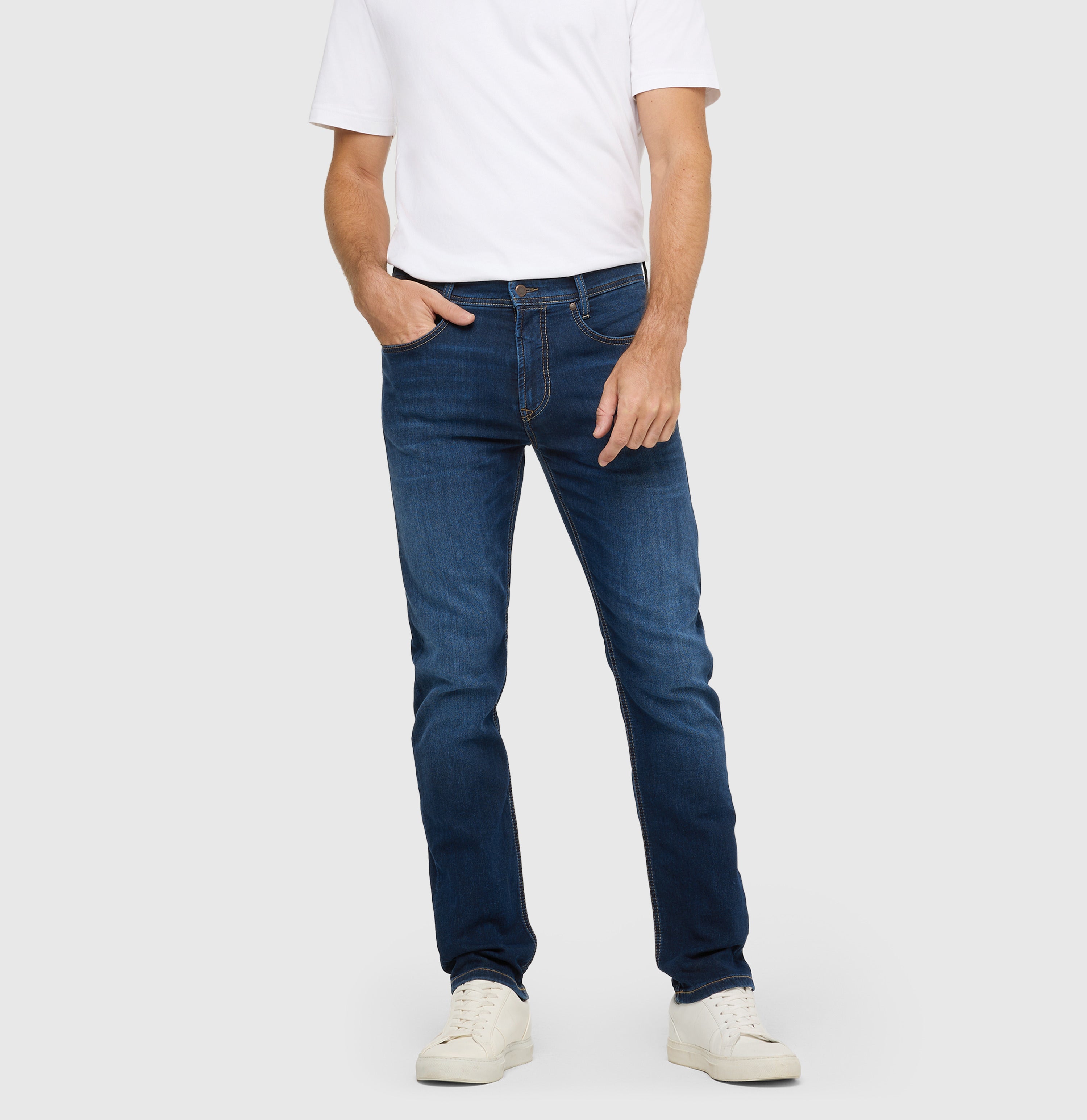 Modern fit made from light sweat denim. | Jog'n Jeans by MAC | dark blue used | Front view of model