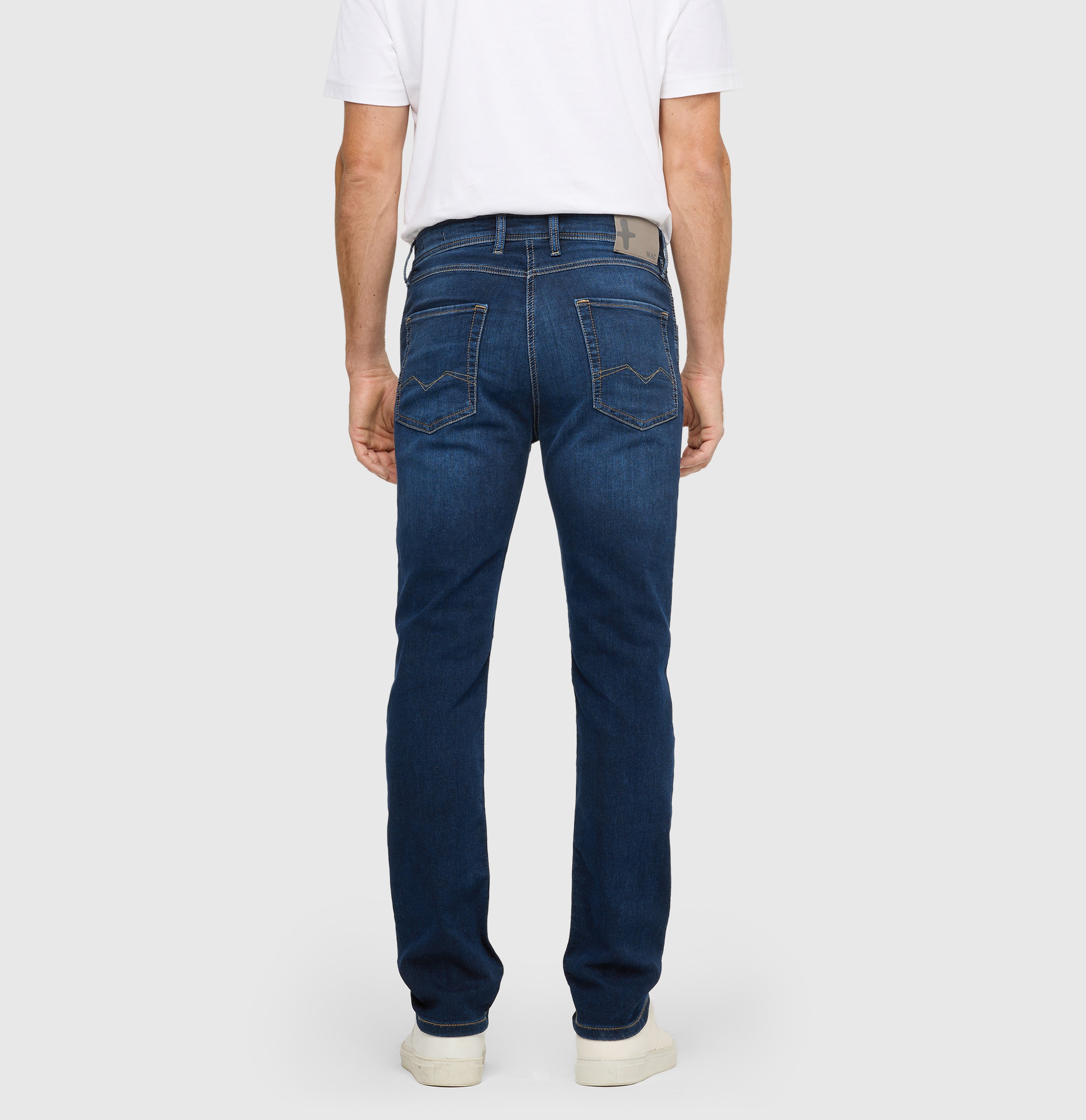 Modern fit made from light sweat denim. | Jog'n Jeans by MAC | dark blue used | Back view of model
