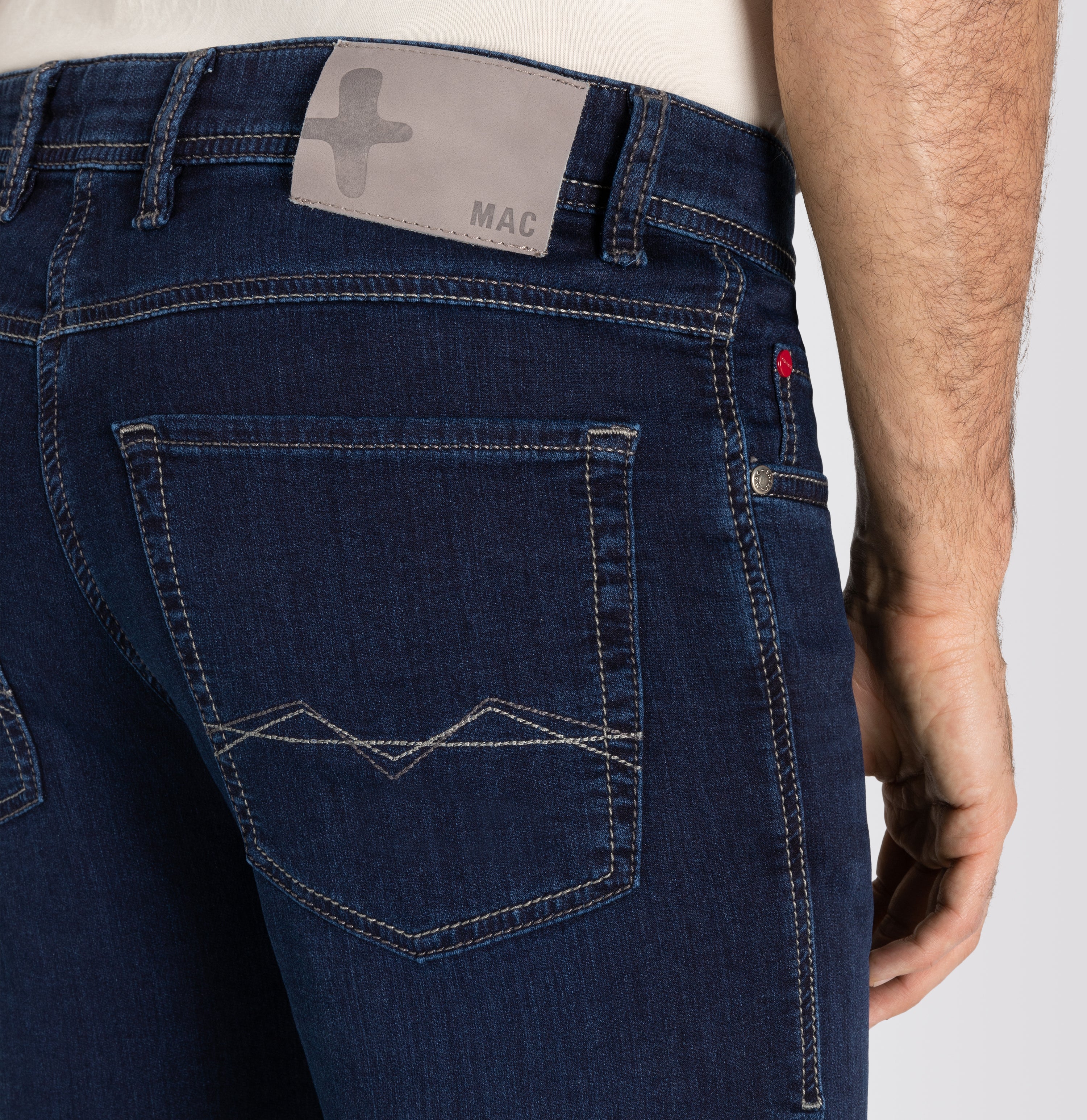 Modern fit made from soft sweat denim. | Jog'n Jeans by MAC | dark blue authentic used | Detailed view 2 of model