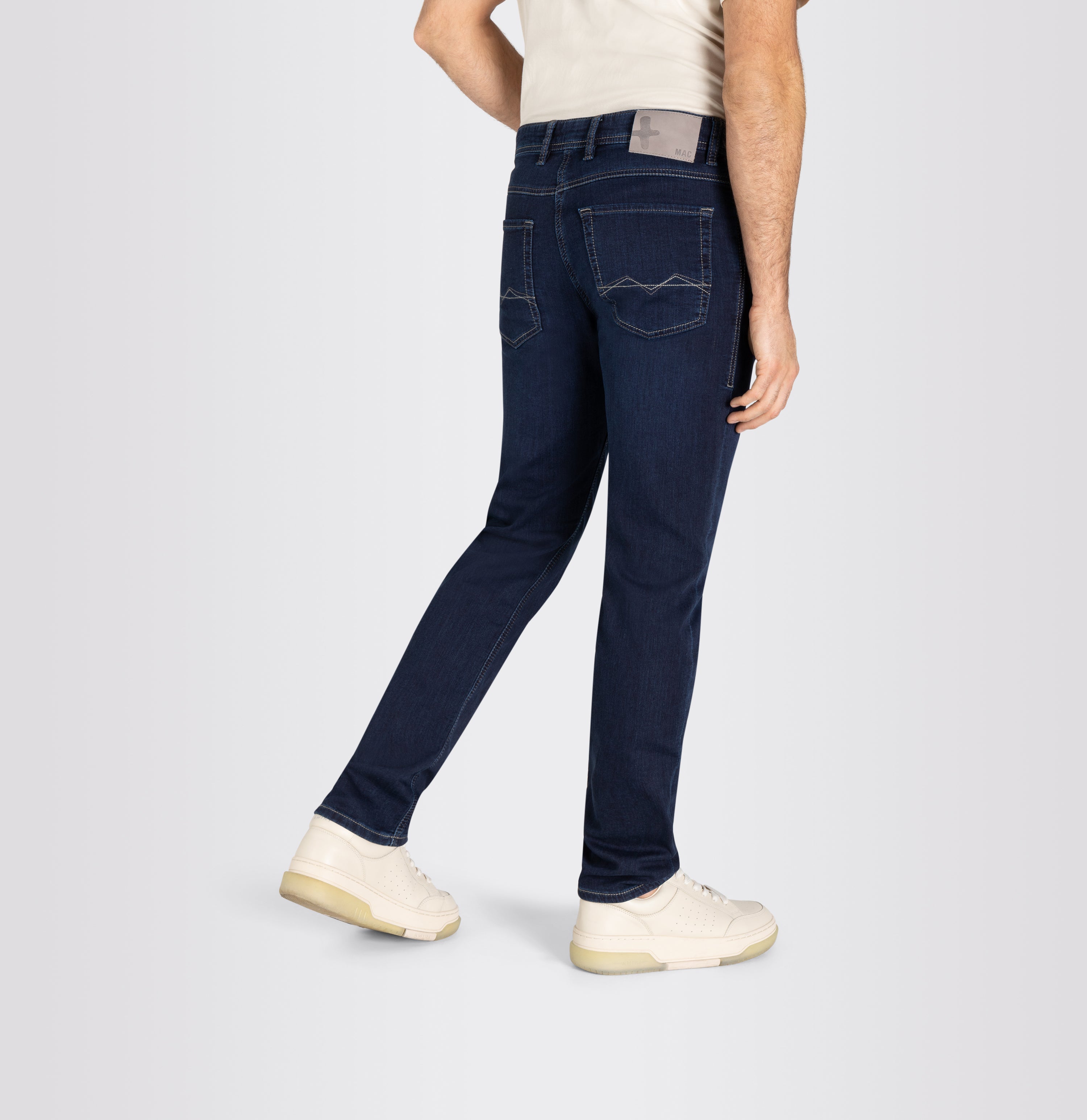 Modern fit made from soft sweat denim. | Jog'n Jeans by MAC | dark blue authentic used | Detailed view 4 of model