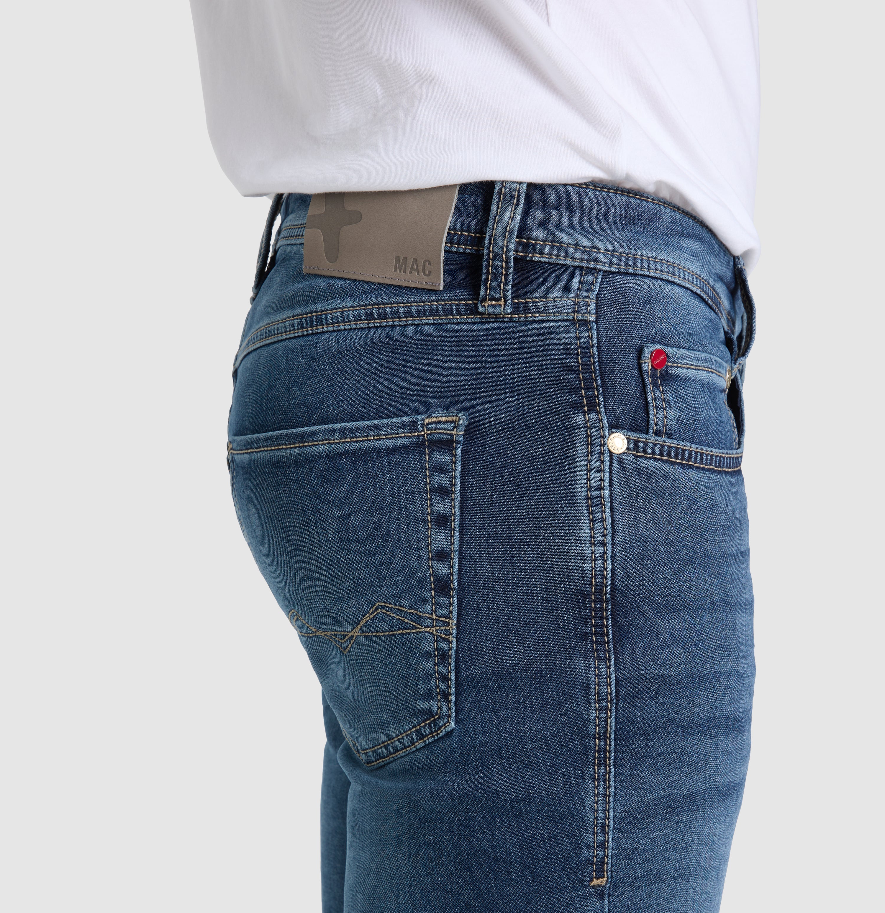 Modern fit made from soft sweat denim. | Jog'n Jeans by MAC | nightblue authentic wash | Detailed view 2 of model