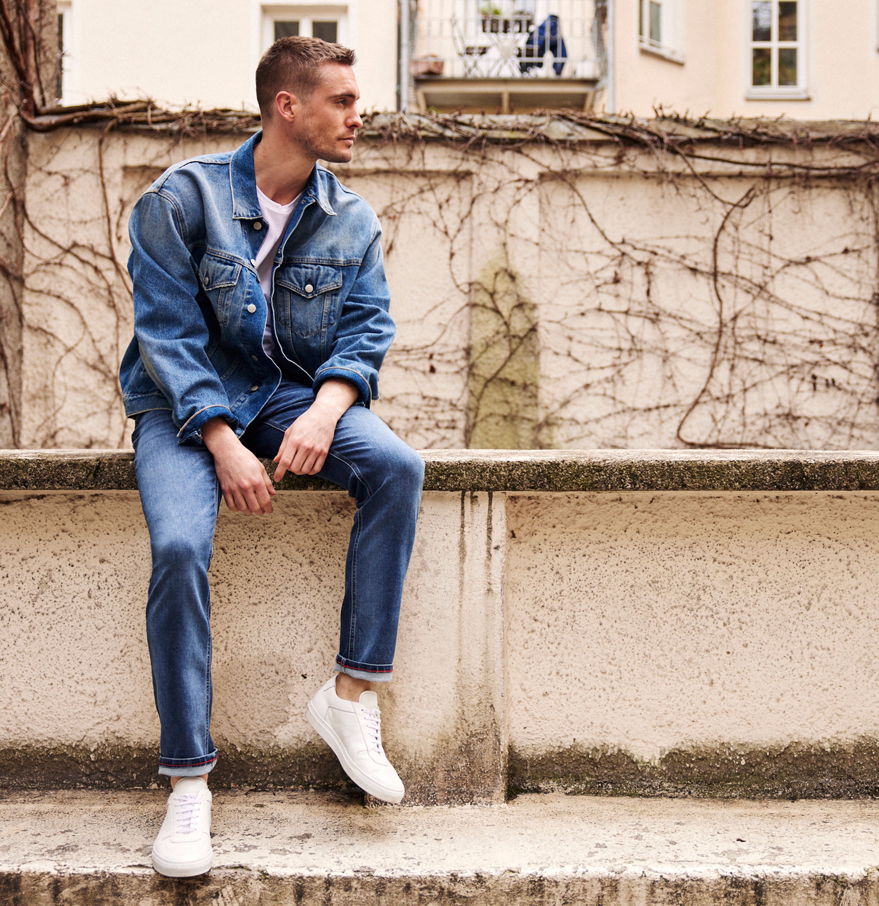 Modern fit made from soft sweat denim. | Jog'n Jeans by MAC | nightblue authentic wash | Full-body of model