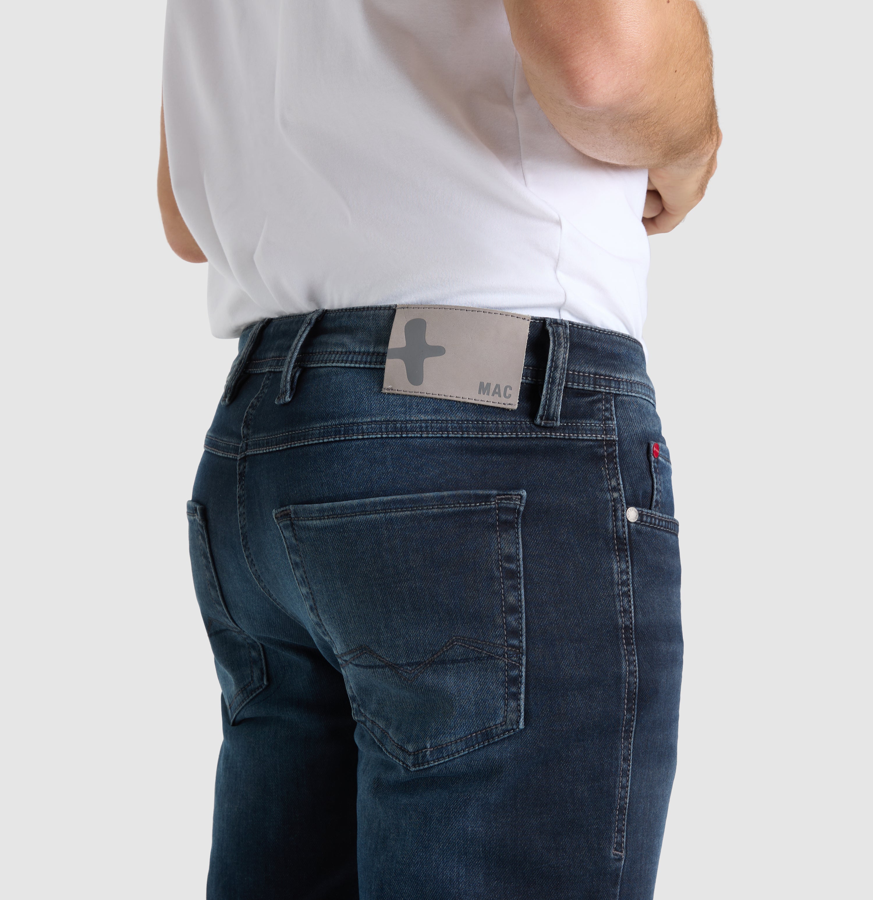 Authentic jeans made of soft sweat denim. | Jog'n Jeans by MAC | deep blue od black | Detailed view 3 of model