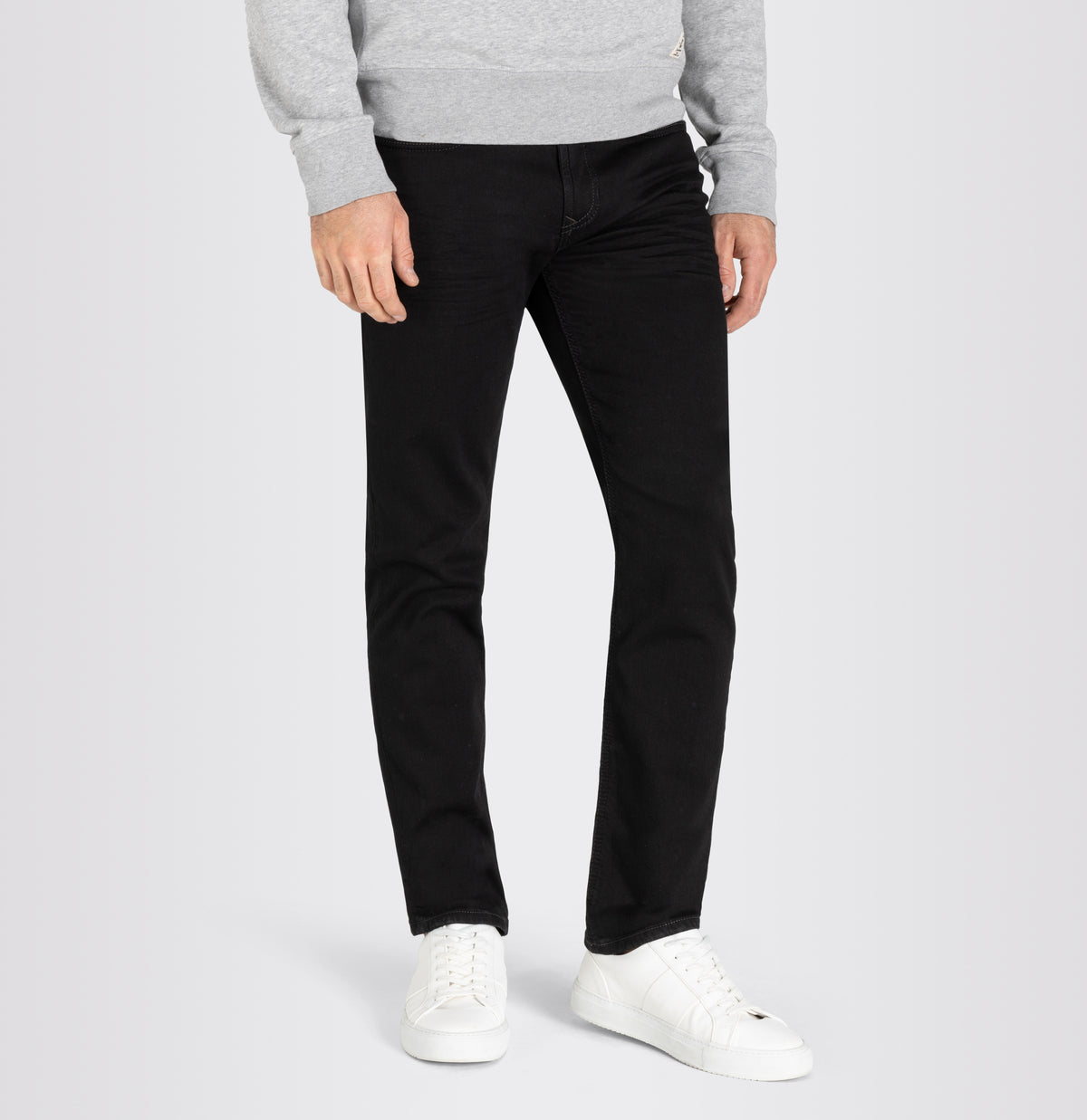 Modern fit made from soft sweat denim. | Jog'n Jeans by MAC | black black clean | Front view of model