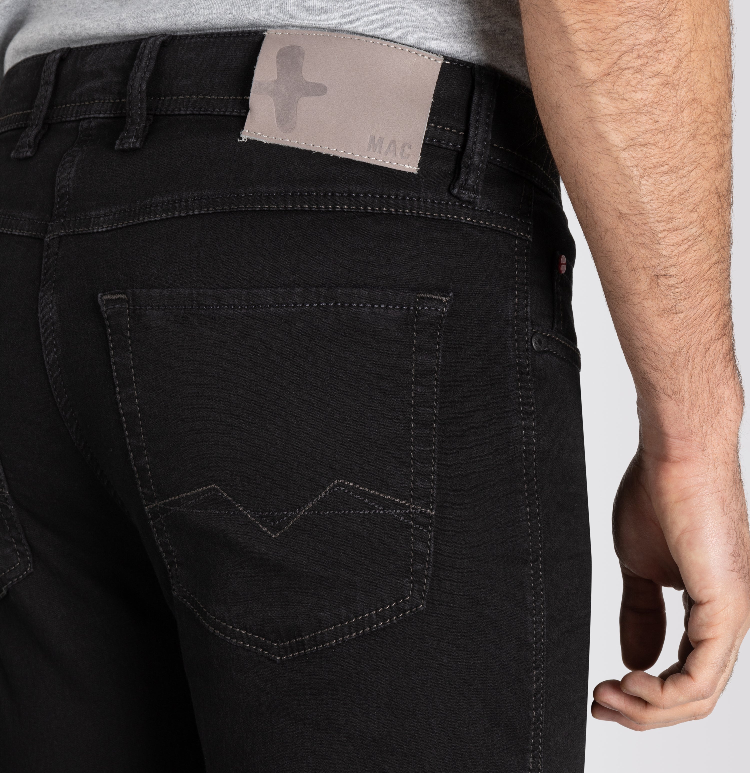 Modern fit made from soft sweat denim. | Jog'n Jeans by MAC | black black clean | Detailed view 2 of model