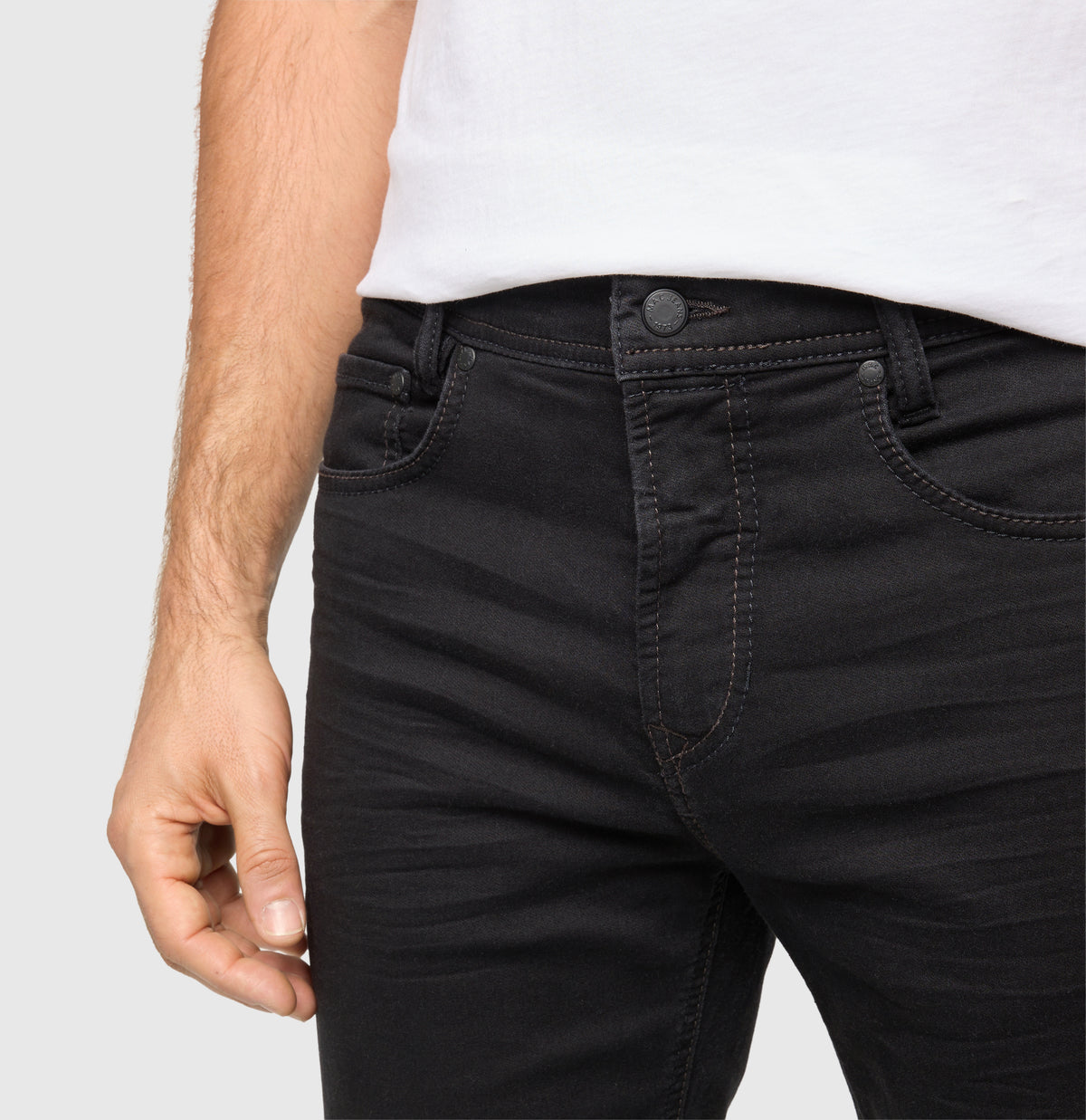 Modern fit made from soft sweat denim. | Jog'n Jeans by MAC | black black clean | Detailed view 2 of model