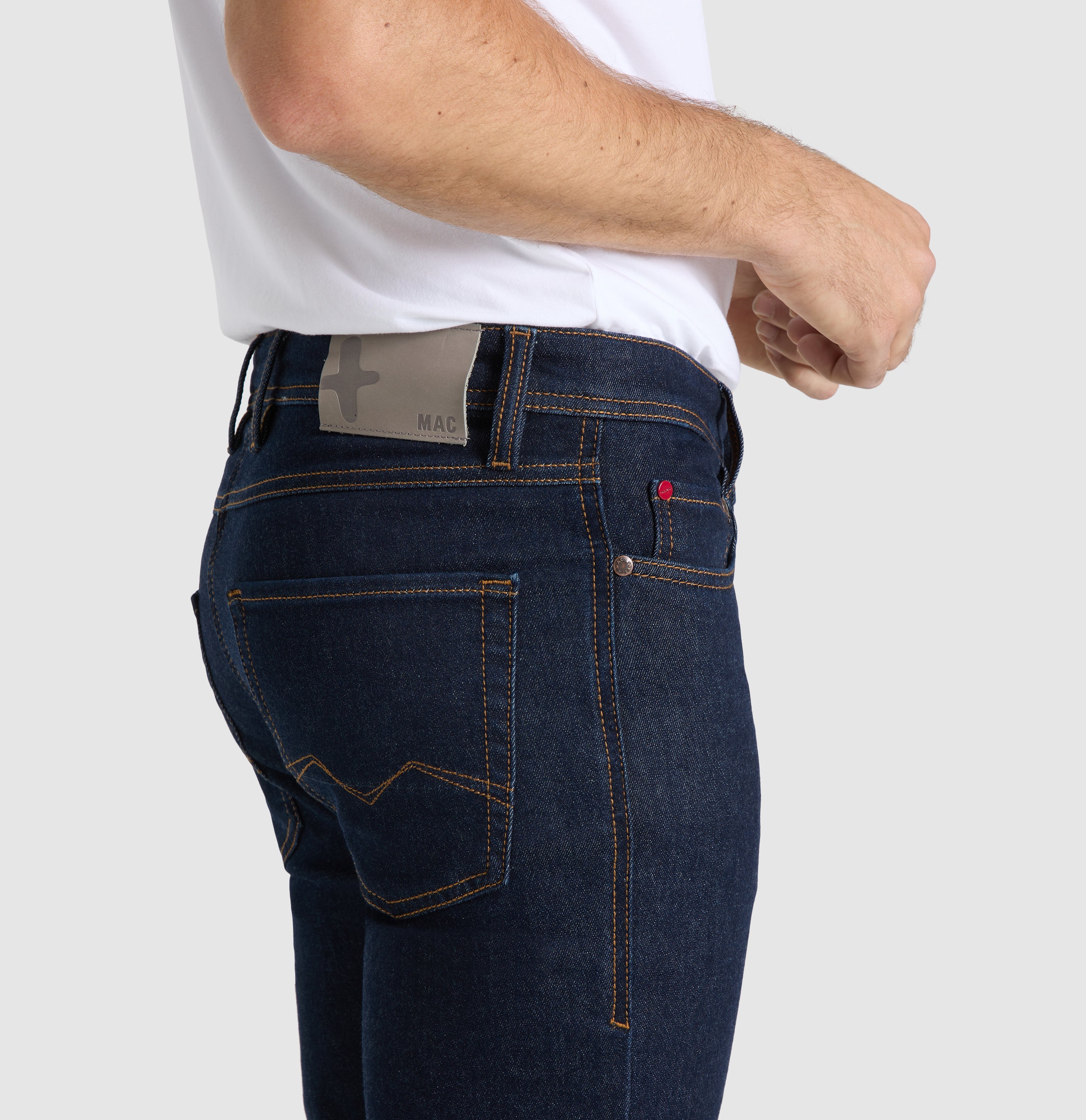 Authentic jeans made of soft sweat denim. | Jog´n Jeans by MAC | authentic dark blue | Detailed view 3 of model