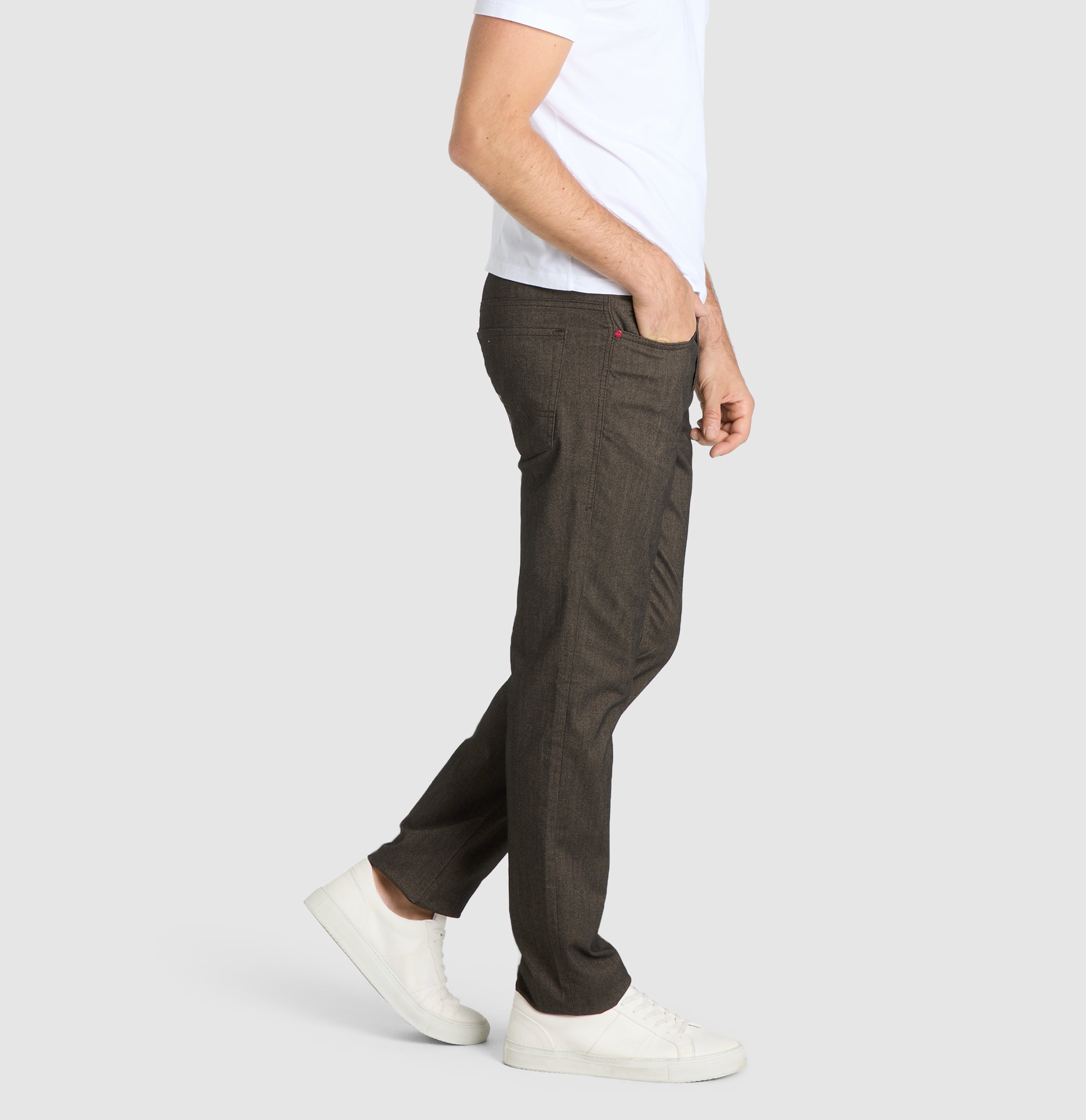 Trousers in a polyester-viscose blend suitable for the office. | Arne | mahagony brown | Side view of model