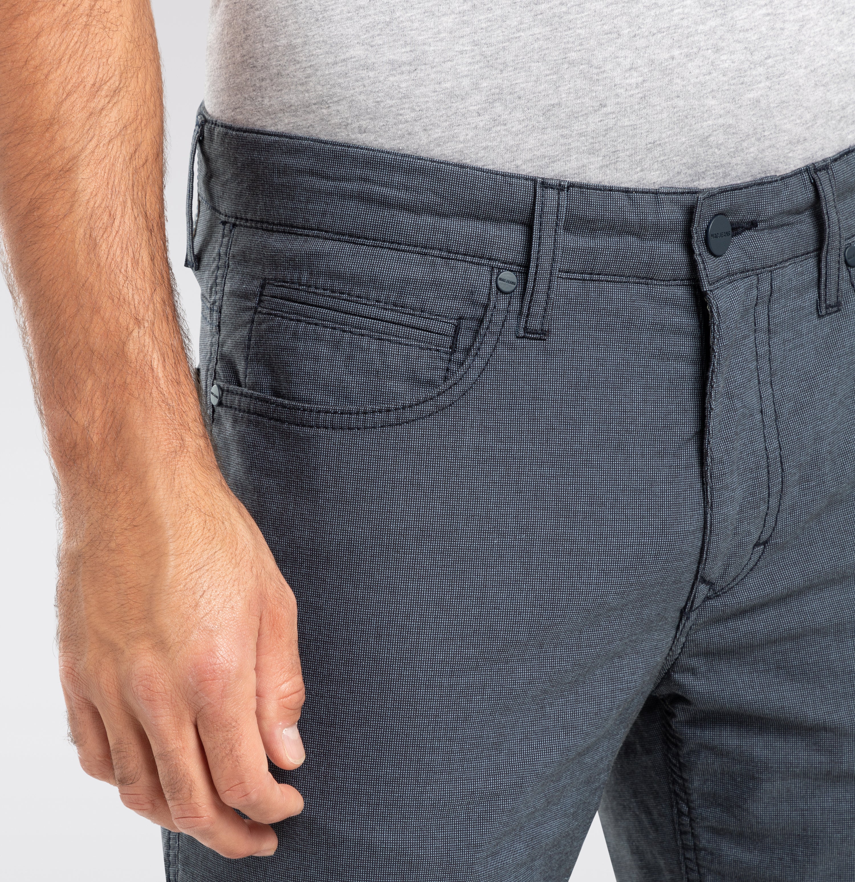 Modern fit in a light melange material. | Arne | midnight blue | Side view of model