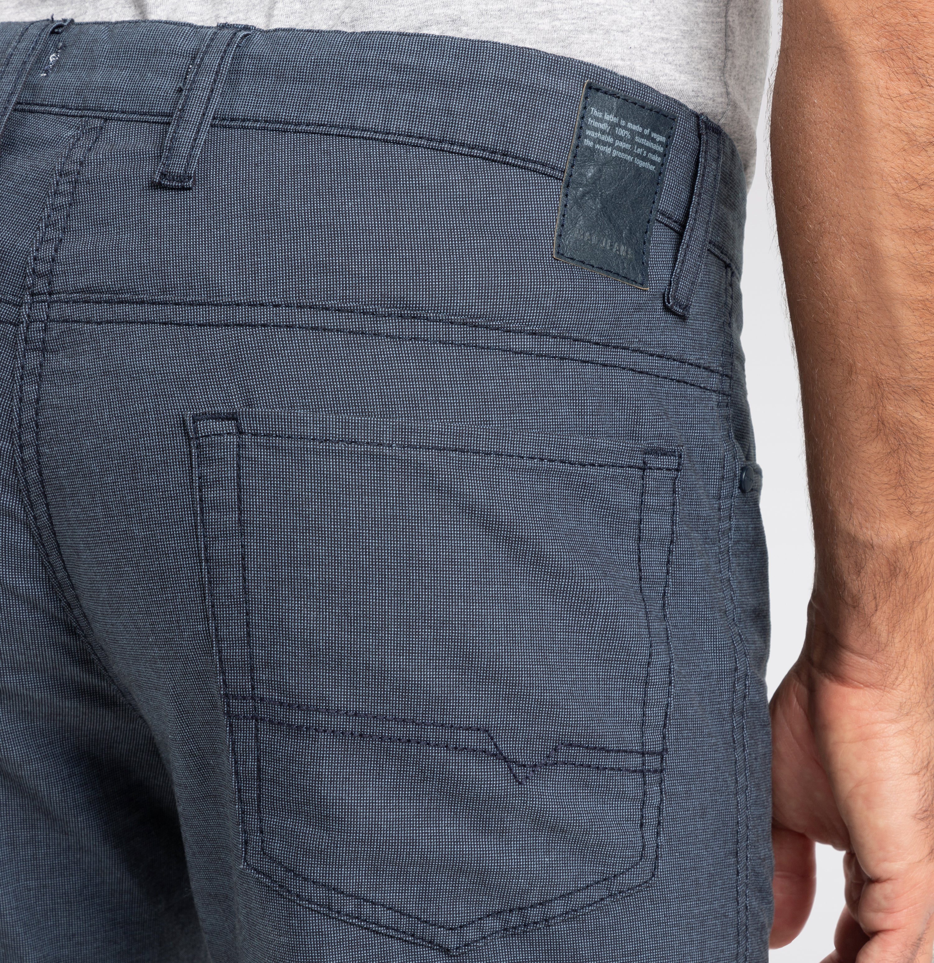 Modern fit in a light melange material. | Arne | midnight blue | Detailed view 3 of model