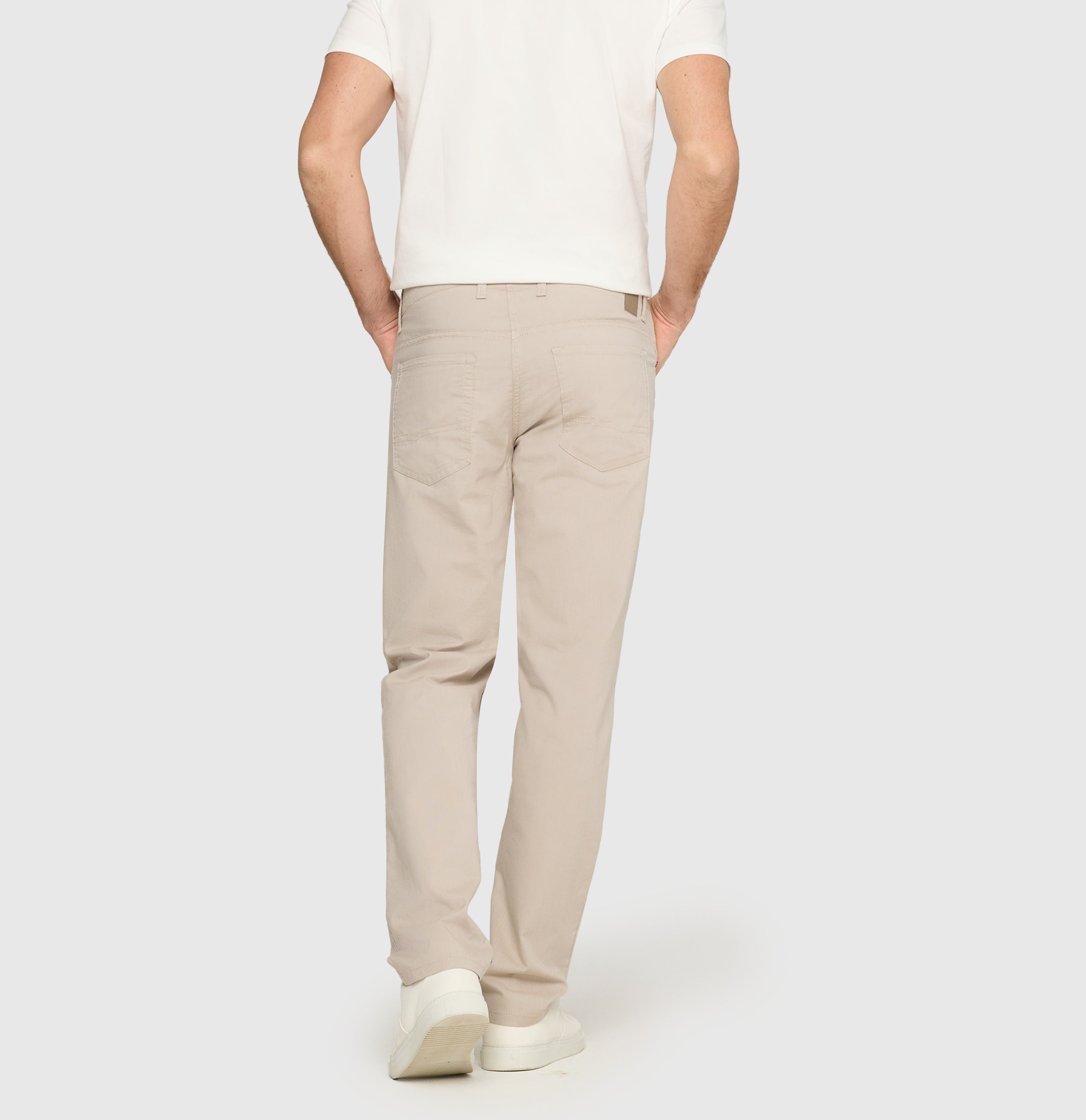 Modern fit in a light melange material. | Arne | smoothly beige | Back view of model