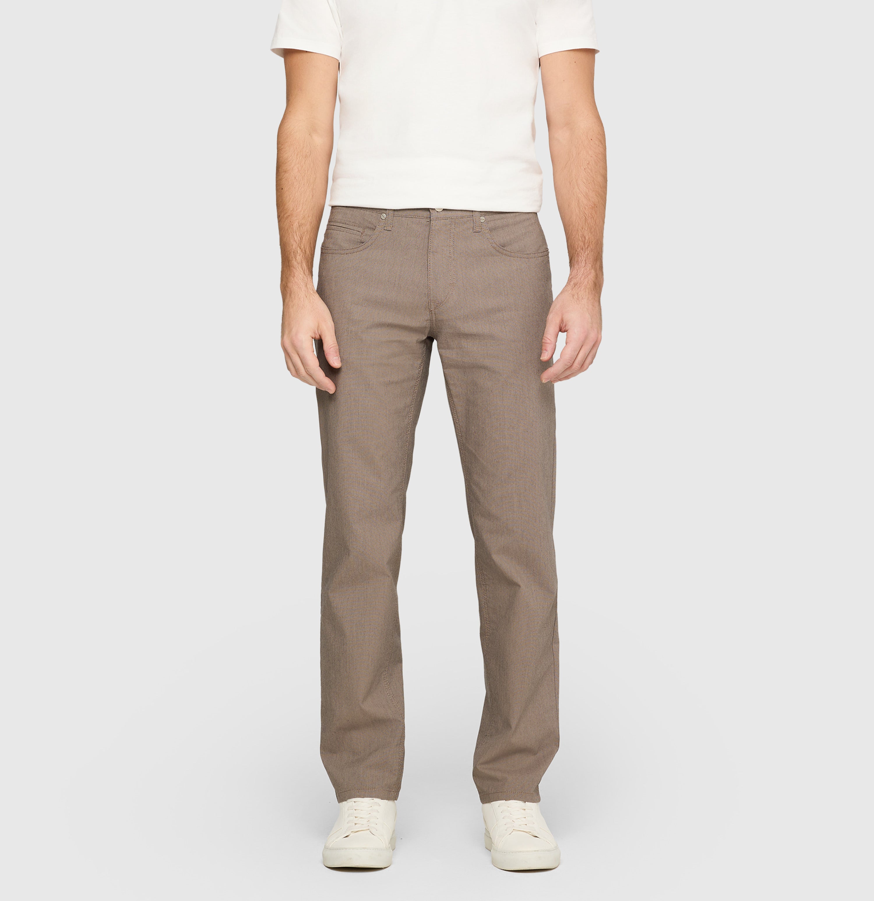 Modern fit in a light melange material. | Arne | hot fudge | Front view of model