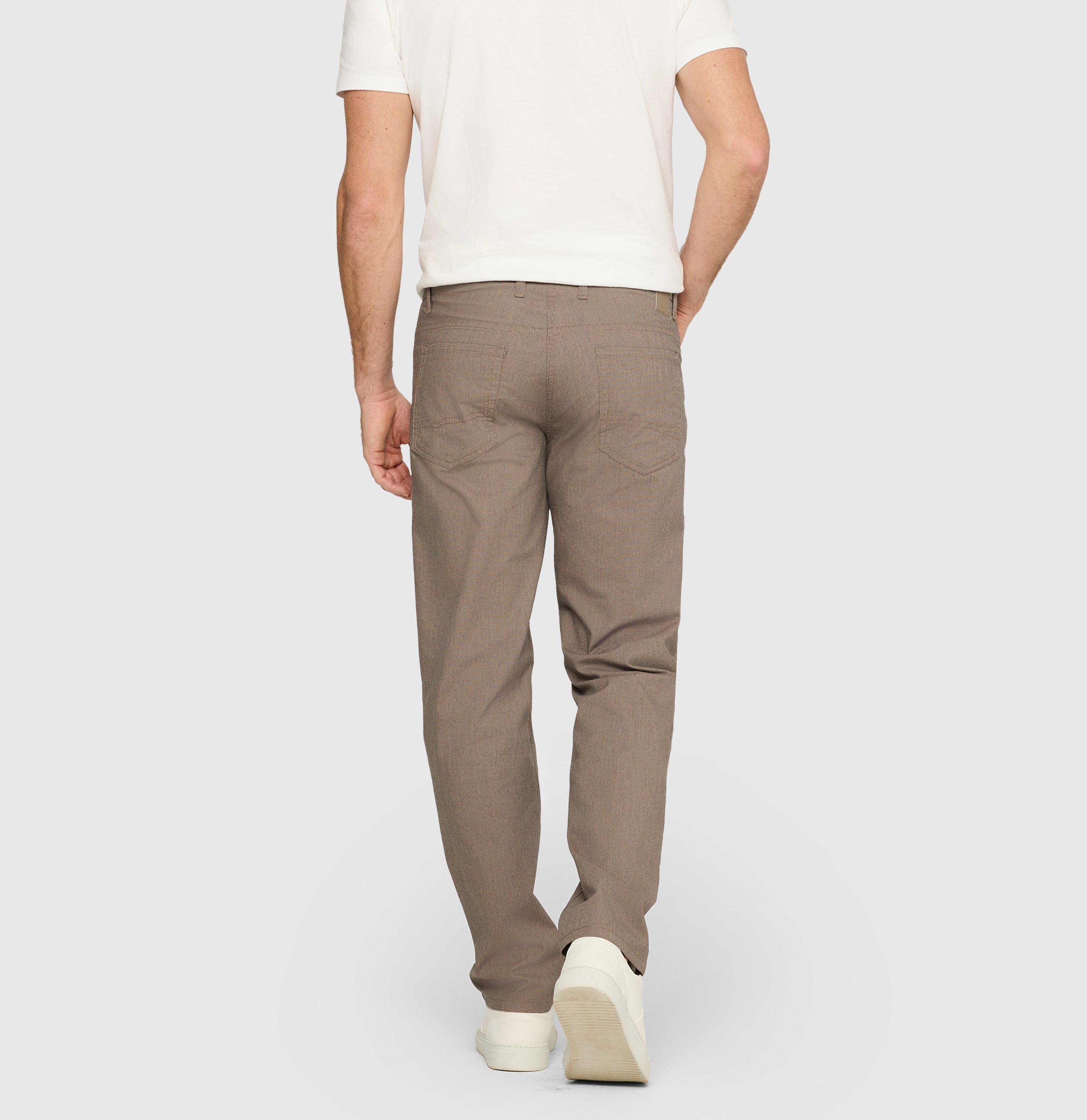 Modern fit in a light melange material. | Arne | hot fudge | Detailed view 2 of model