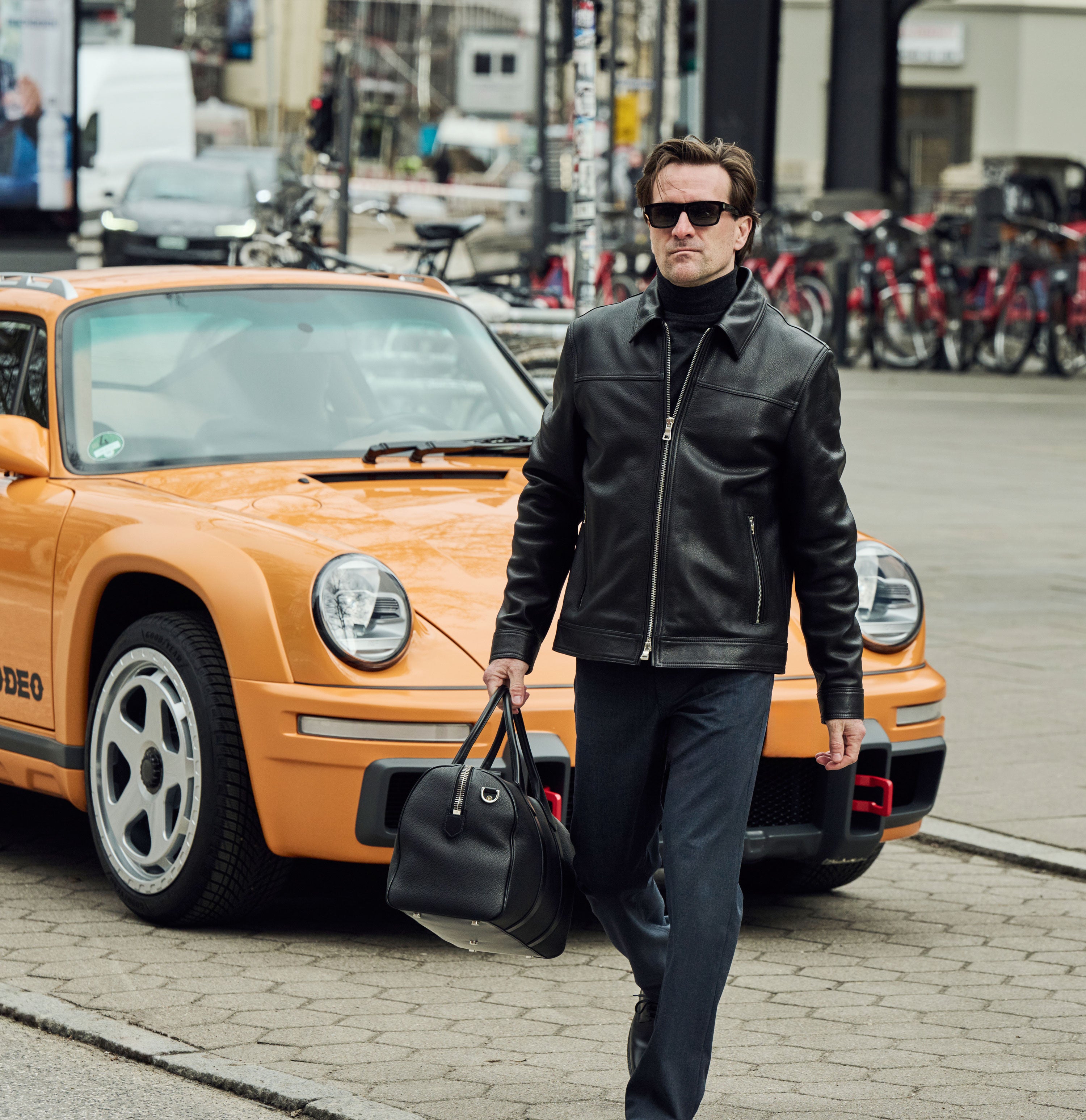 Travel trousers made of bi-stretch material, suitable for the office. | Arne Travel | midnight blue | Campaign image 3