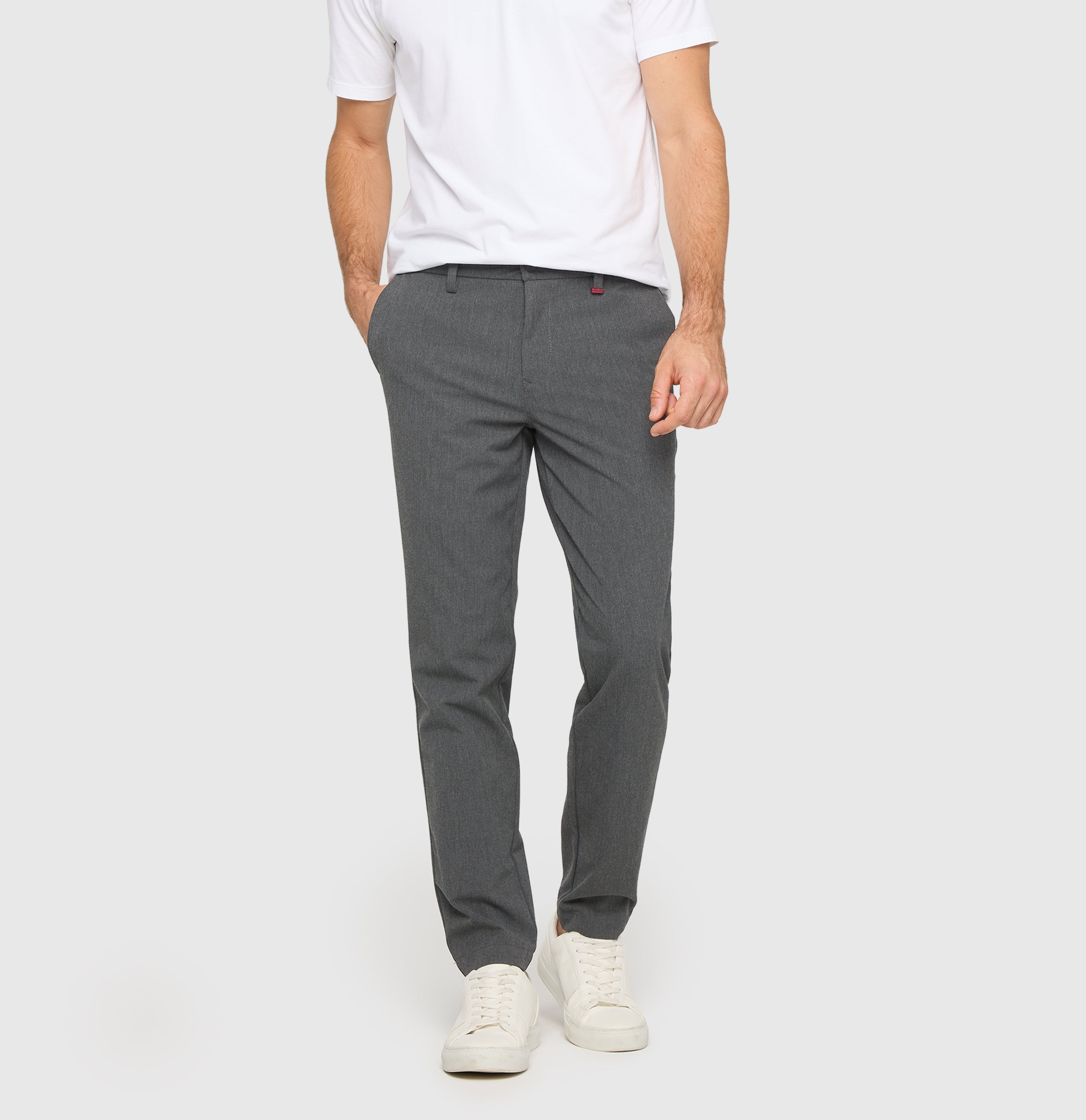 Traveller chino made of CARBONIUM® gabardine. | Traveller | grey stone | Front view of model